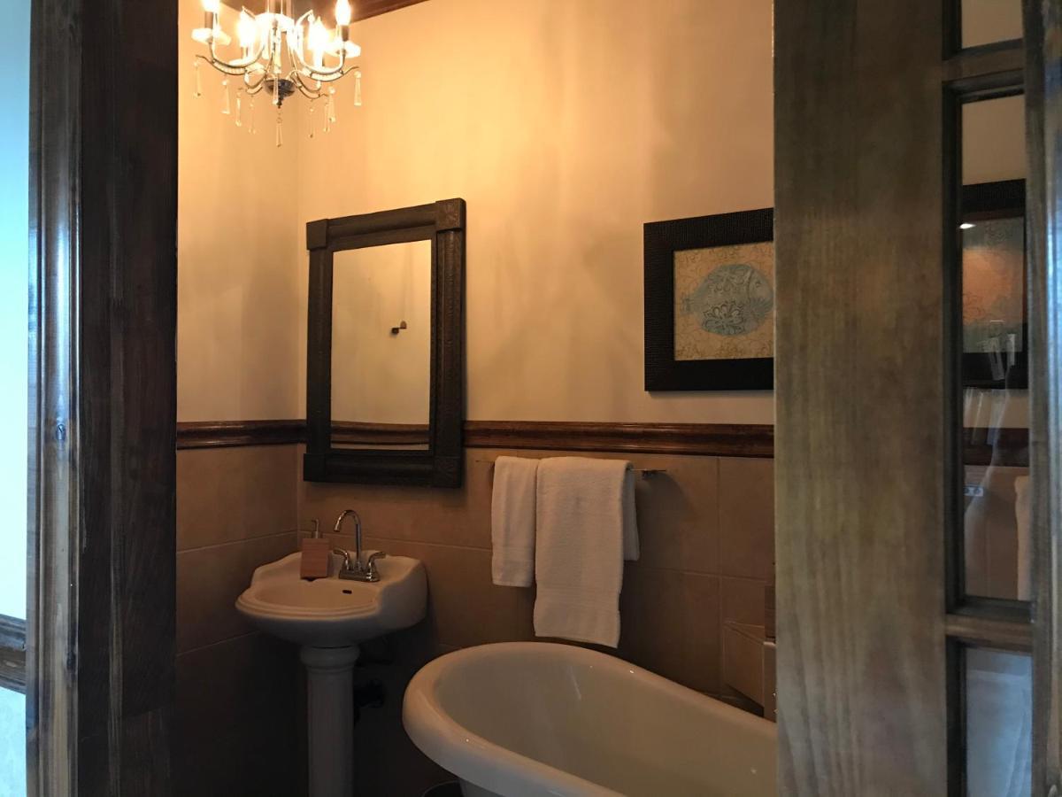 Chambre Lit Queen-Size avec Baignoire sur Pieds