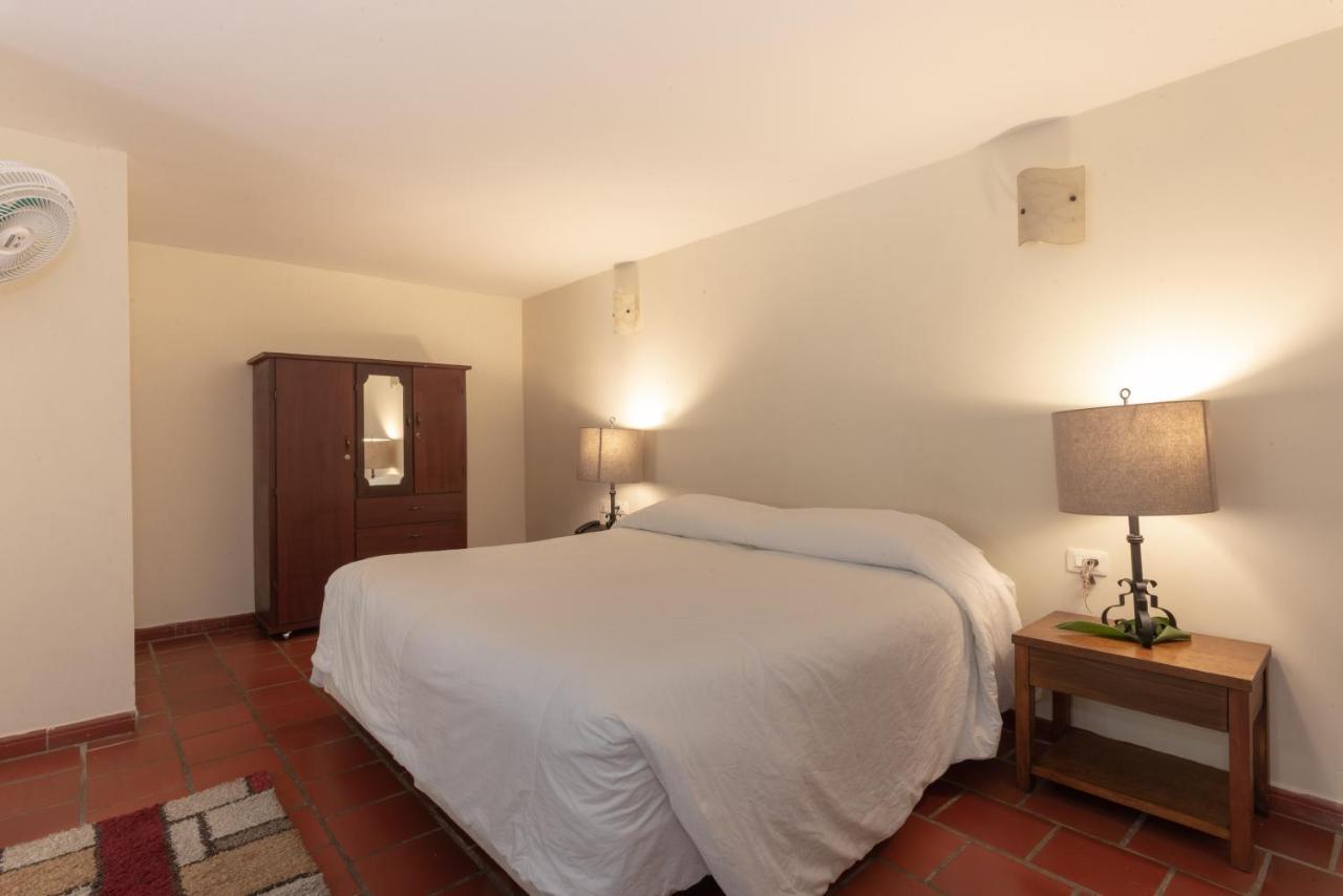 Suite con cama grande y balcón