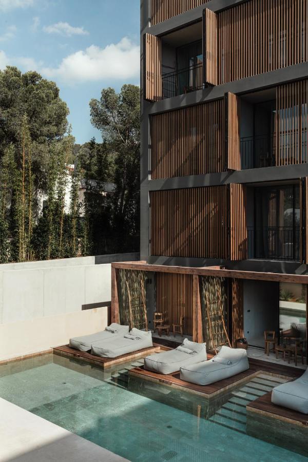 Quarto com Acesso Direto à Piscina