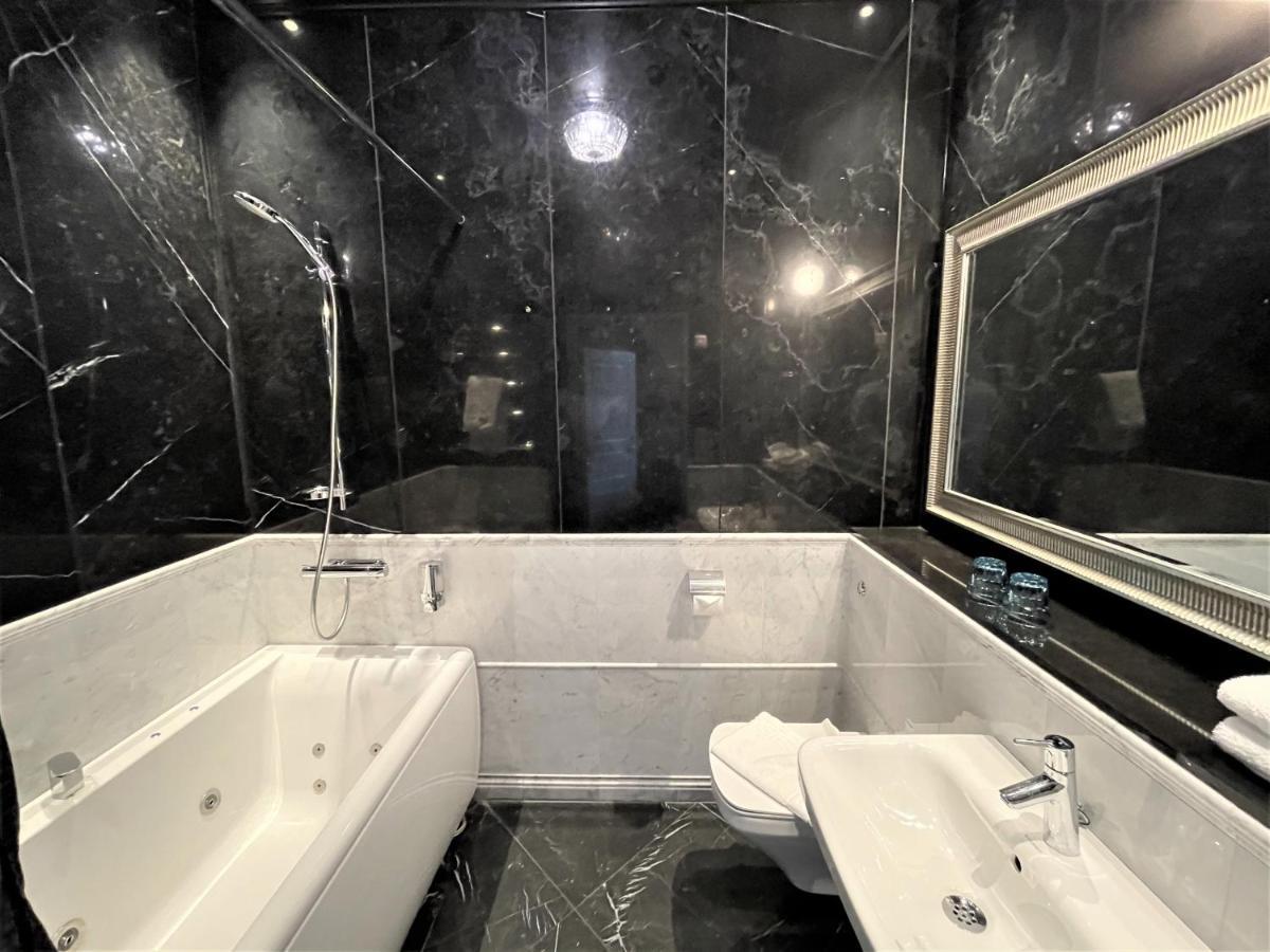 Deluxe Double Room Jetted Tub