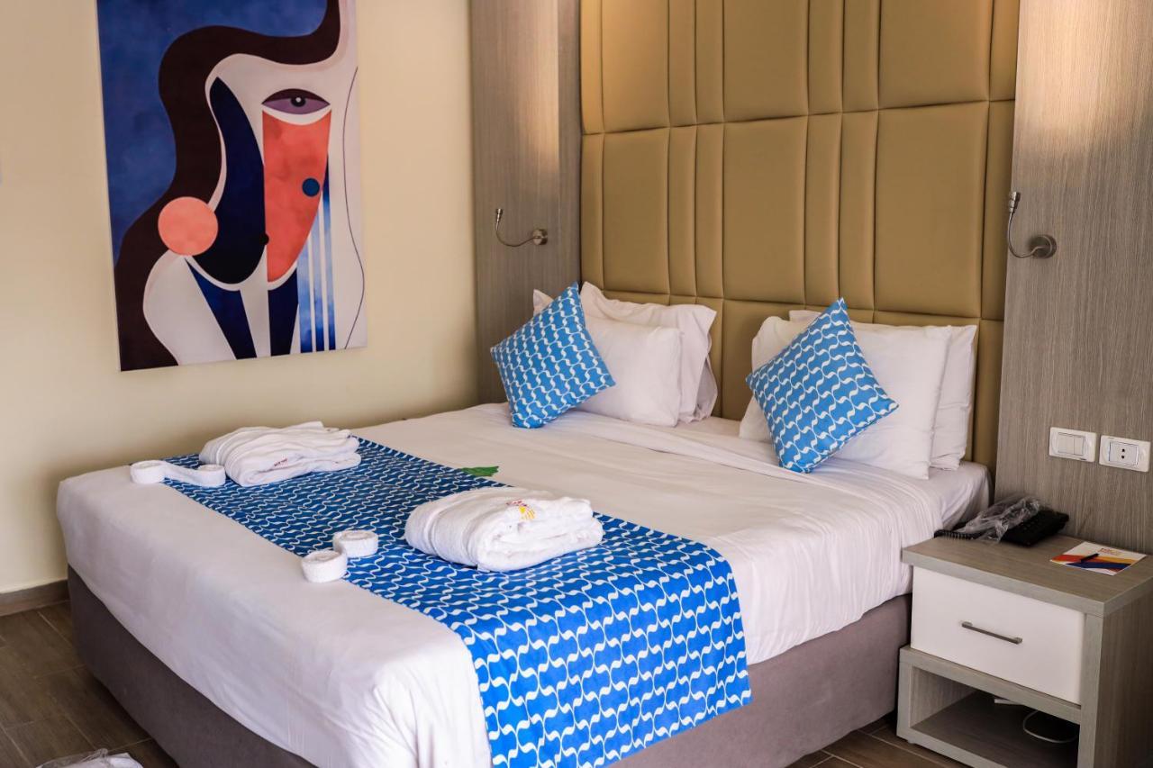 Deluxe Pool View Room