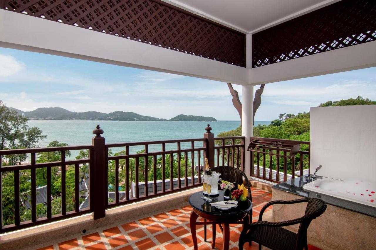 Seaview Hillside Terrace Bathtub