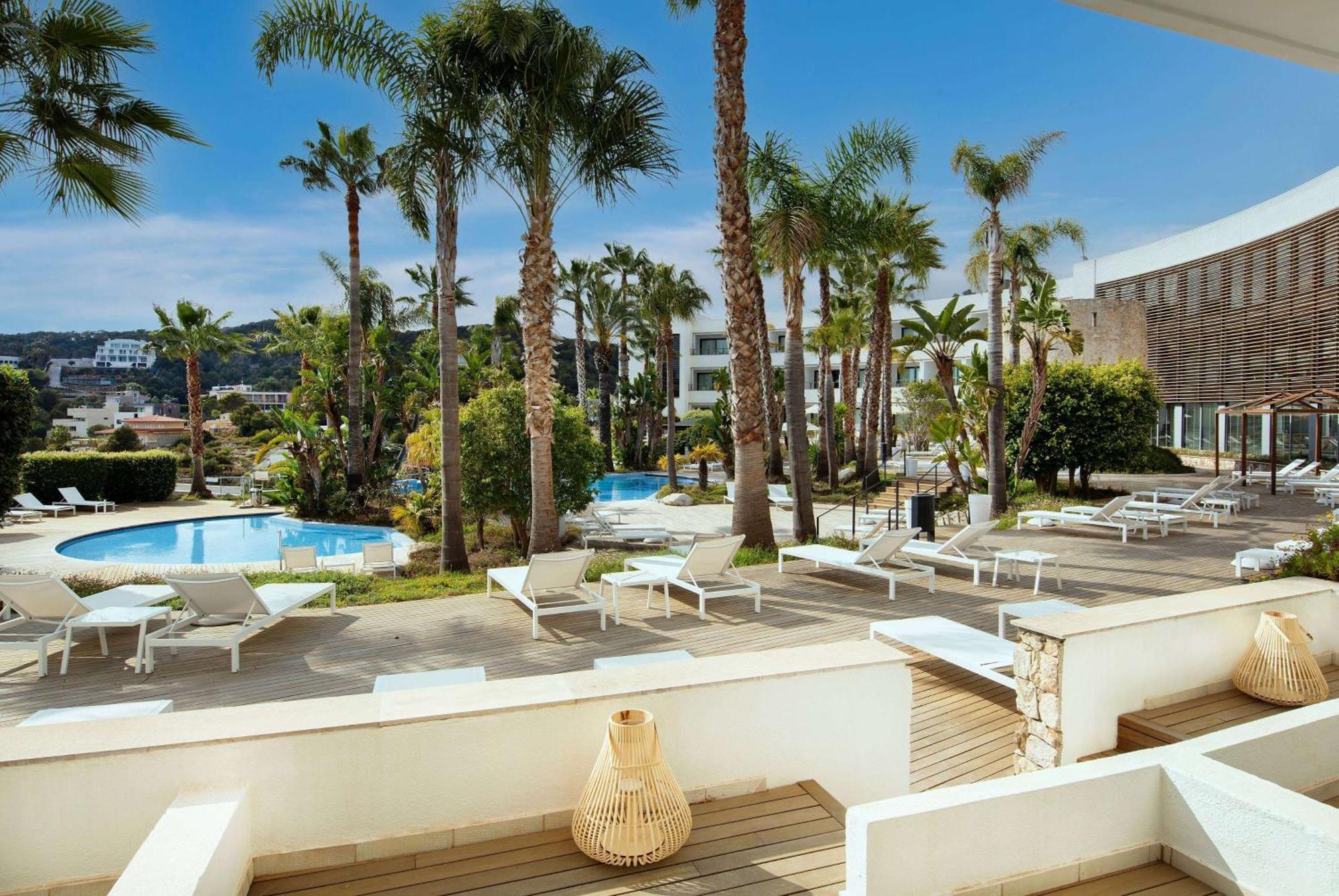 Deluxe Oasis Room Poolside Access