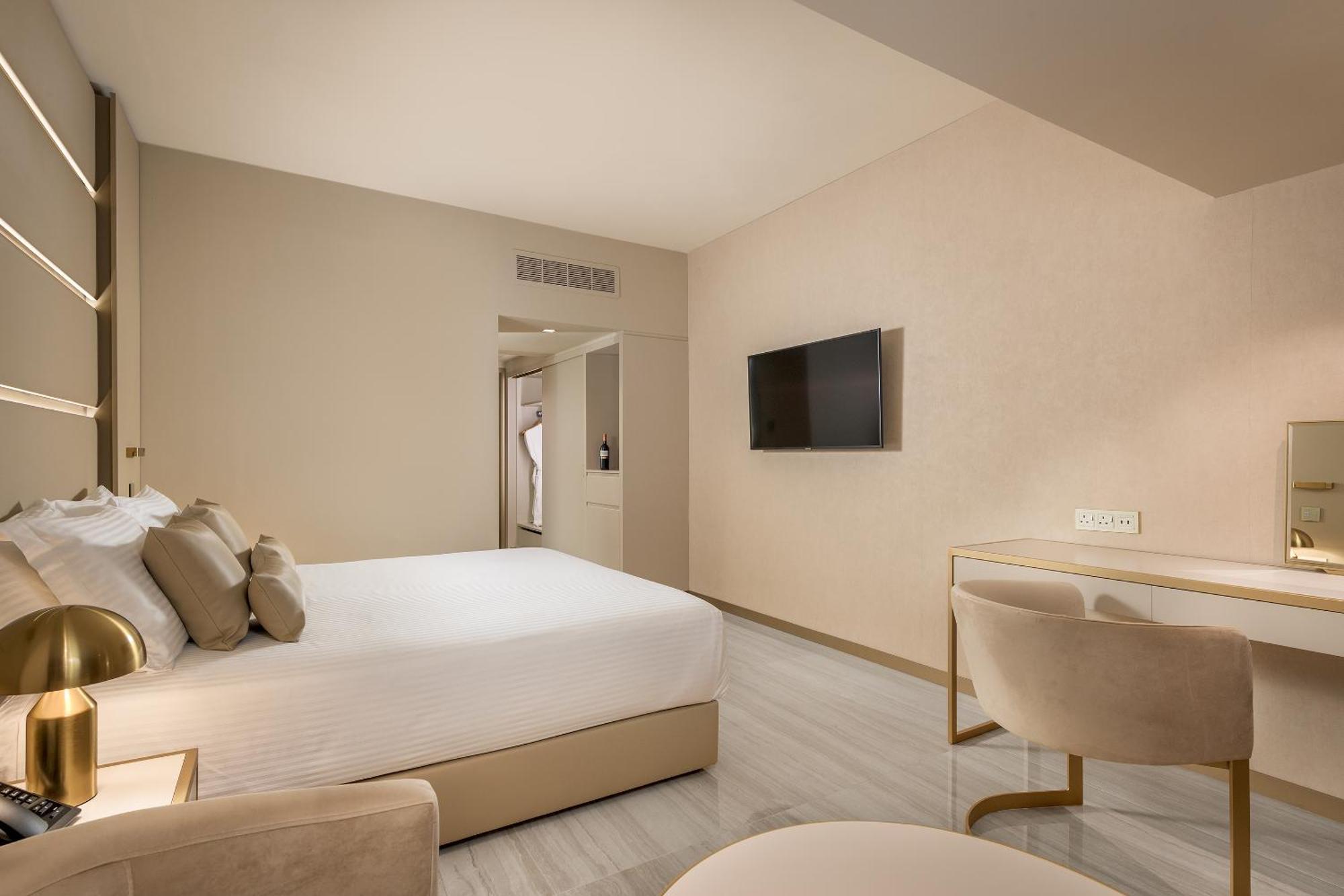 Deluxe Double or Twin Room with Inland View