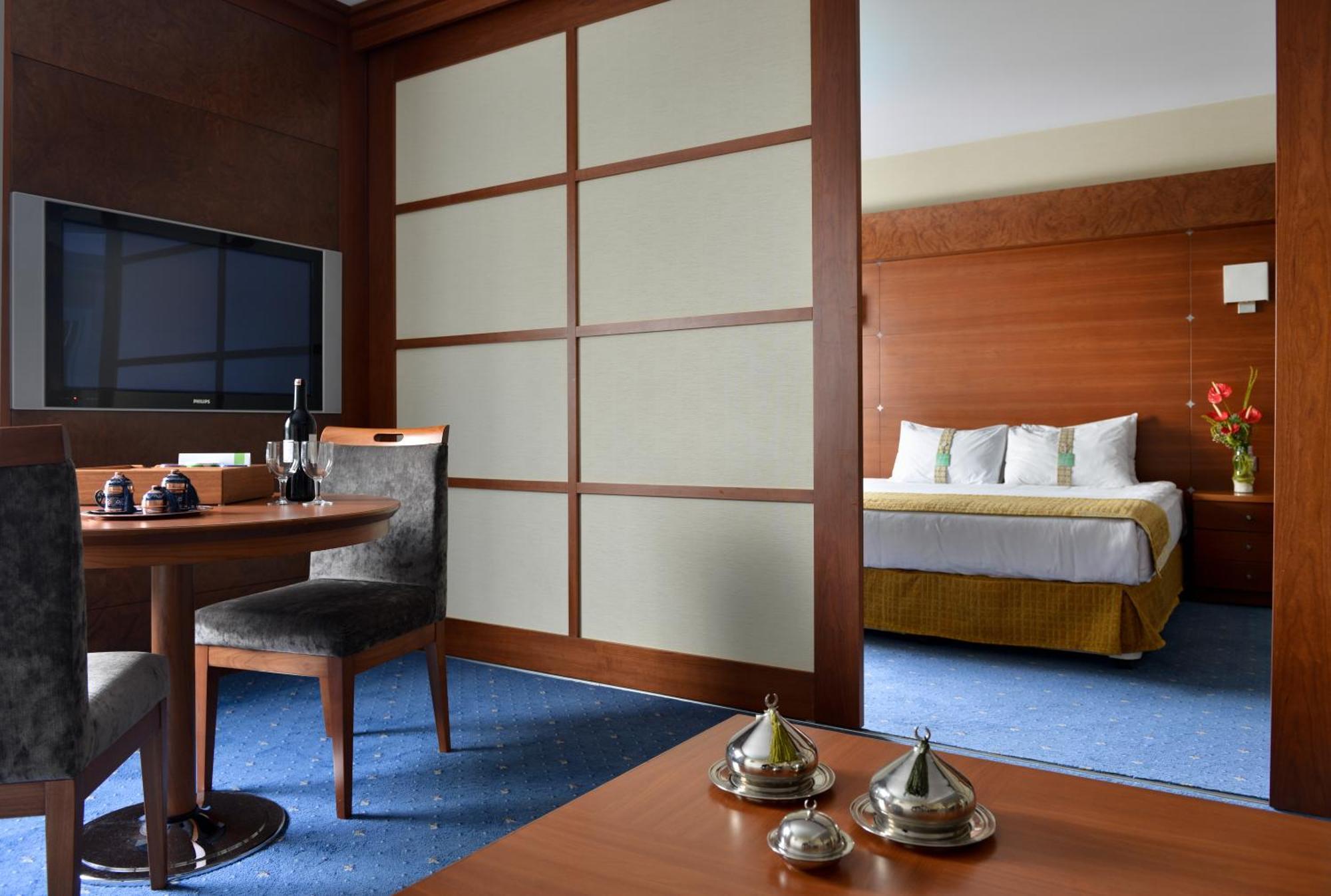 Deluxe Queen Suite