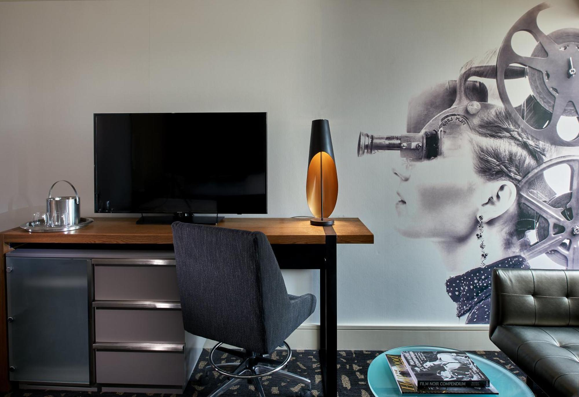 Habitación con cama extragrande y vistas al perfil urbano - No fumadores