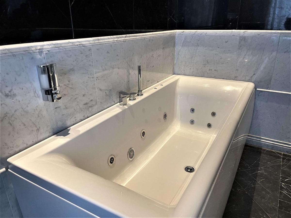 Deluxe Double Room Jetted Tub