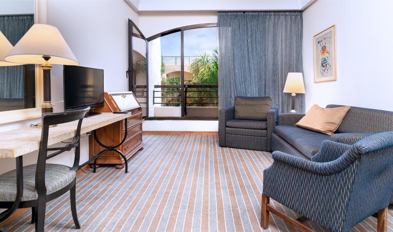 Family Room (2 Adults + 1 Child)