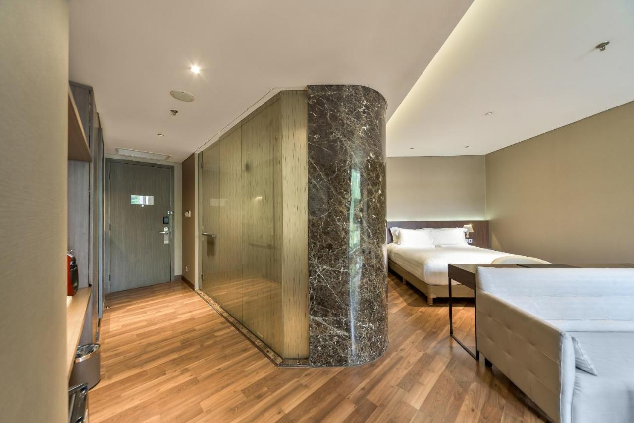 Ashley Queen Room