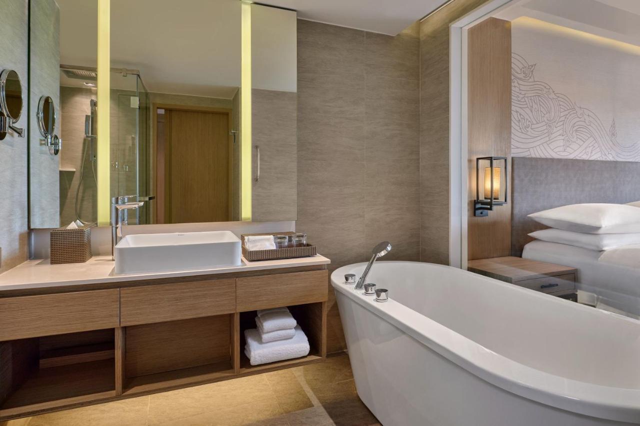 Quarto Maior com Cama King-size e Vista da Piscina