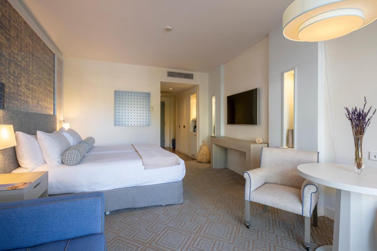 Deluxe Oasis Room Poolside Access