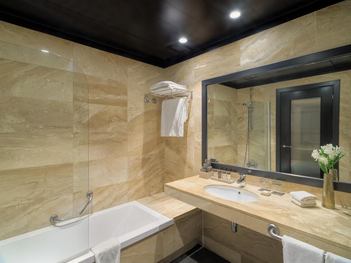 Quarto com Cama de Casal ou 2 de Solteiro