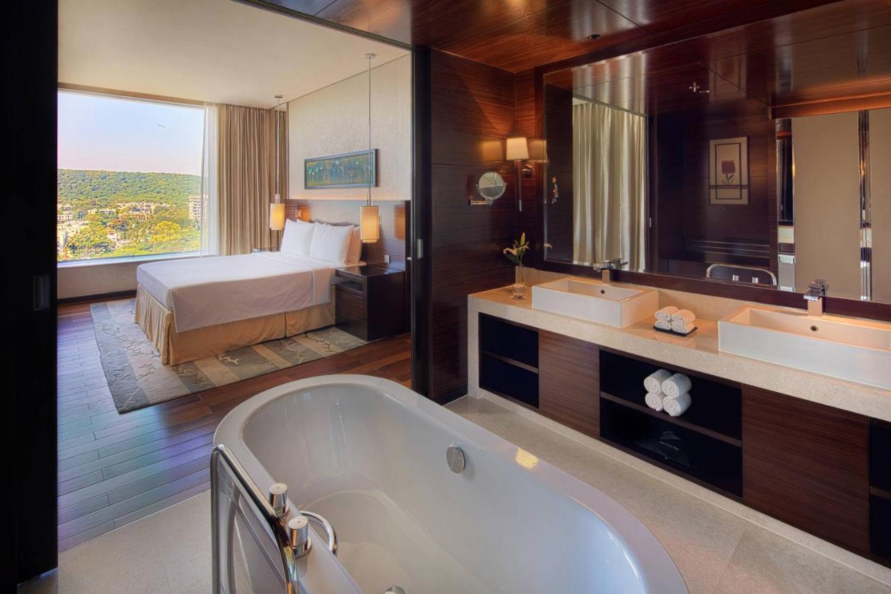 Executive Suite Bath Tab Skyline View Executive Lounge Access,1400181107:JPEG