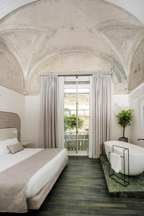 Suite con bañera de hidromasaje y cama grande