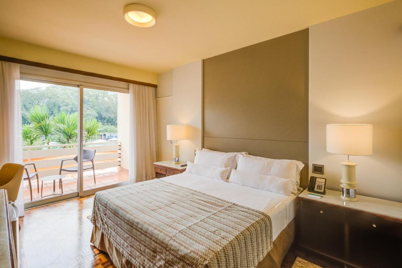 Quarto Queen Superior com Vista Piscina