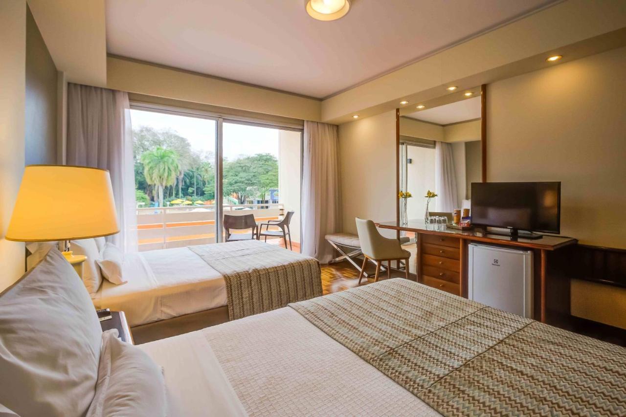 Quarto Duplo Superior com Vista da Piscina