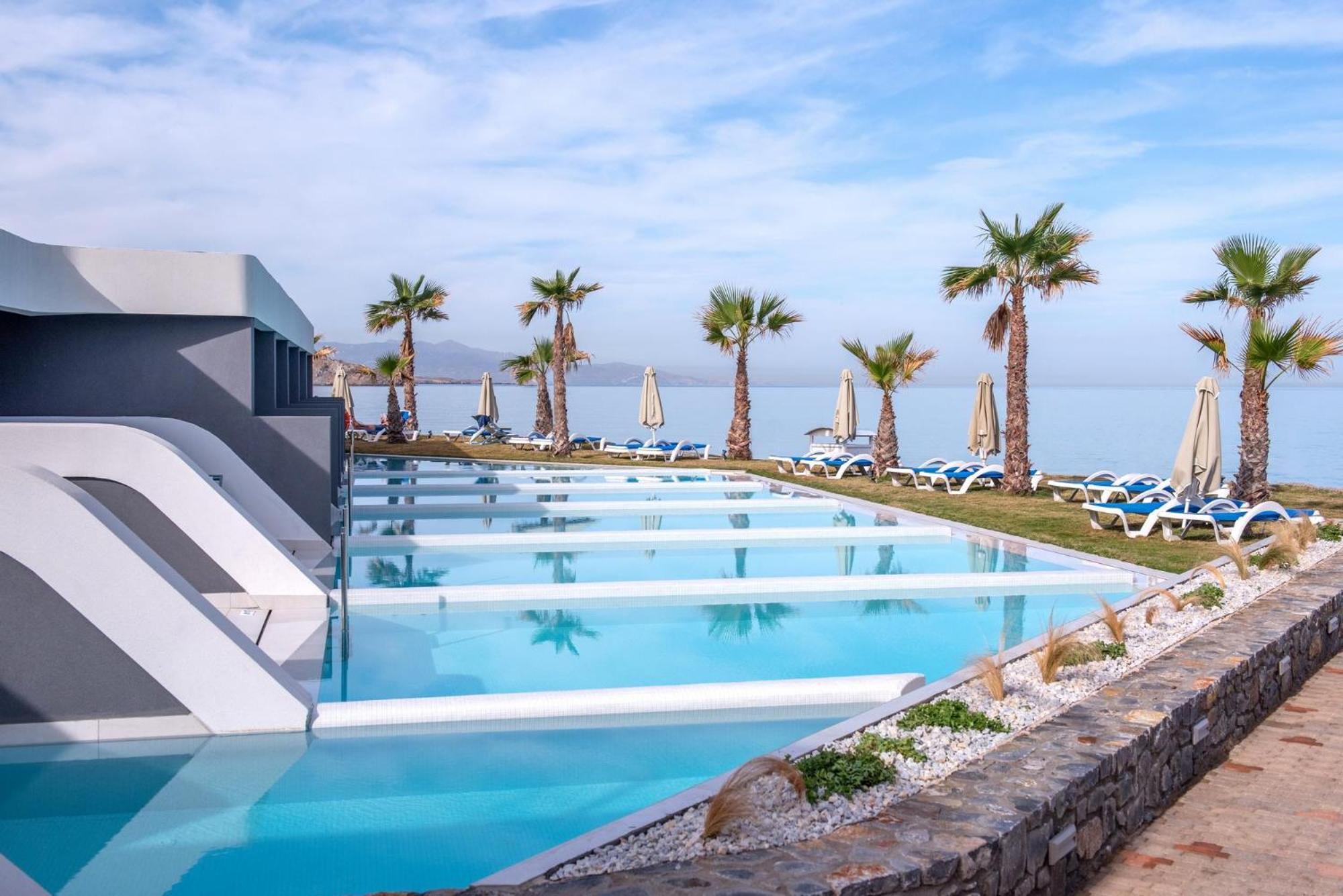 Bungalow Beach Front with Individual Pool