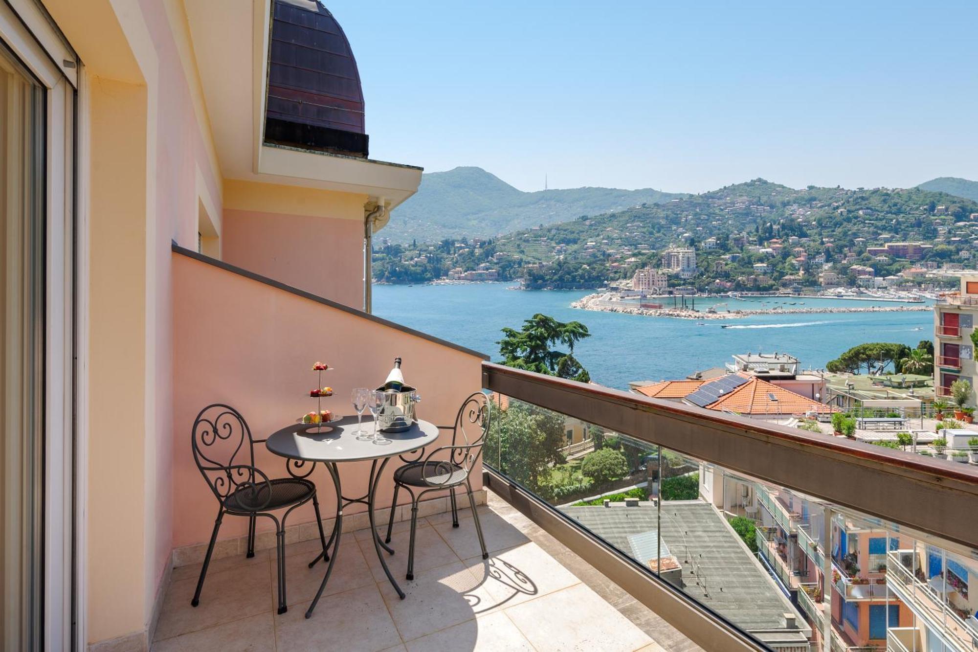 Executive Suite lateral sea view