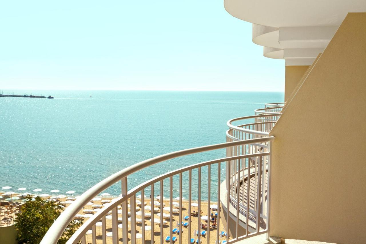 Chambre Lits Jumeaux avec Balcon et Vue Latérale sur la Mer