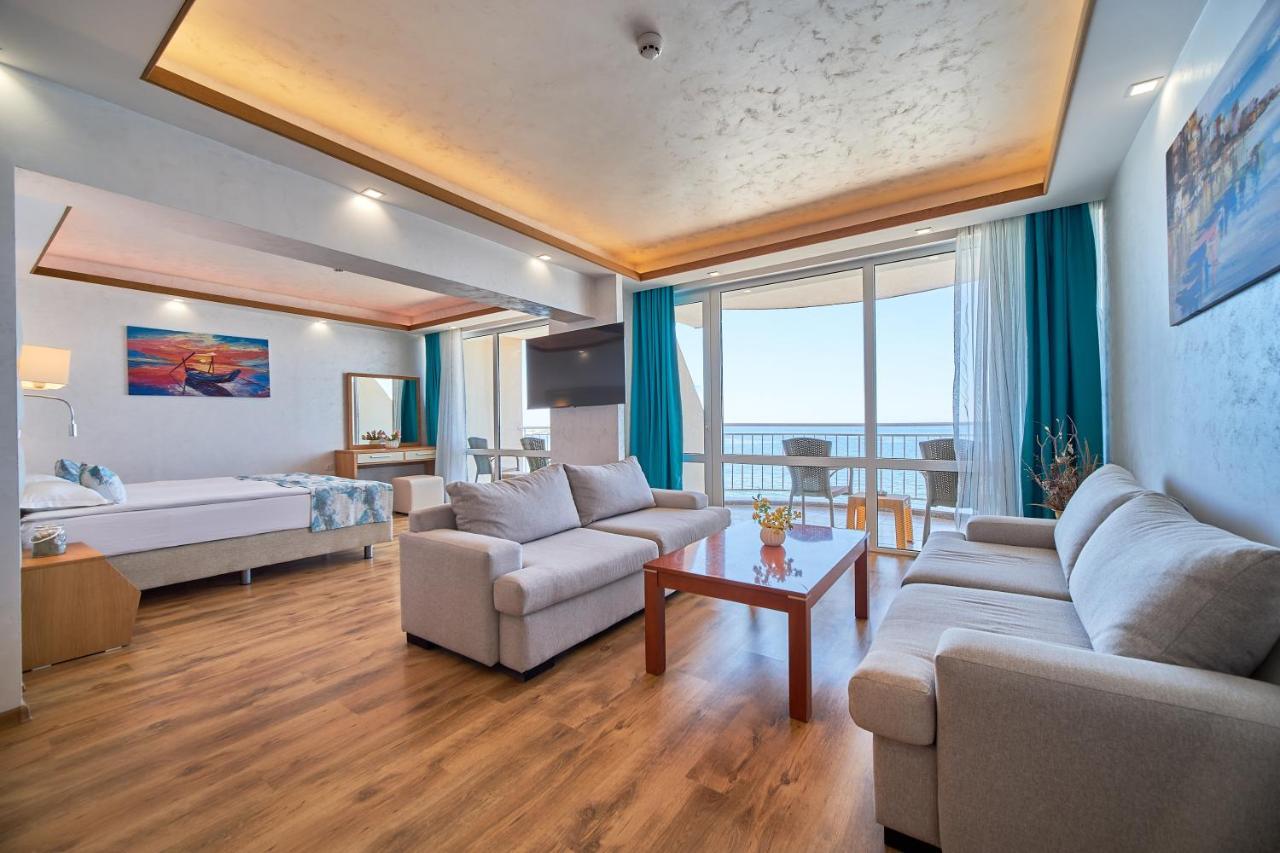 Suite Junior avec Terrasse - Vue Frontale sur Mer