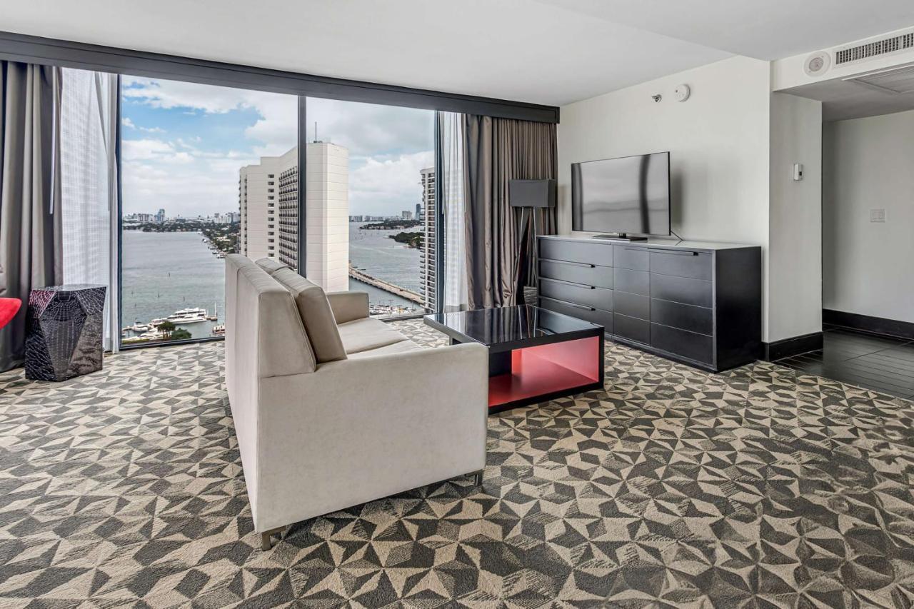 Suite Junior con cama extragrande y vistas a la bahía