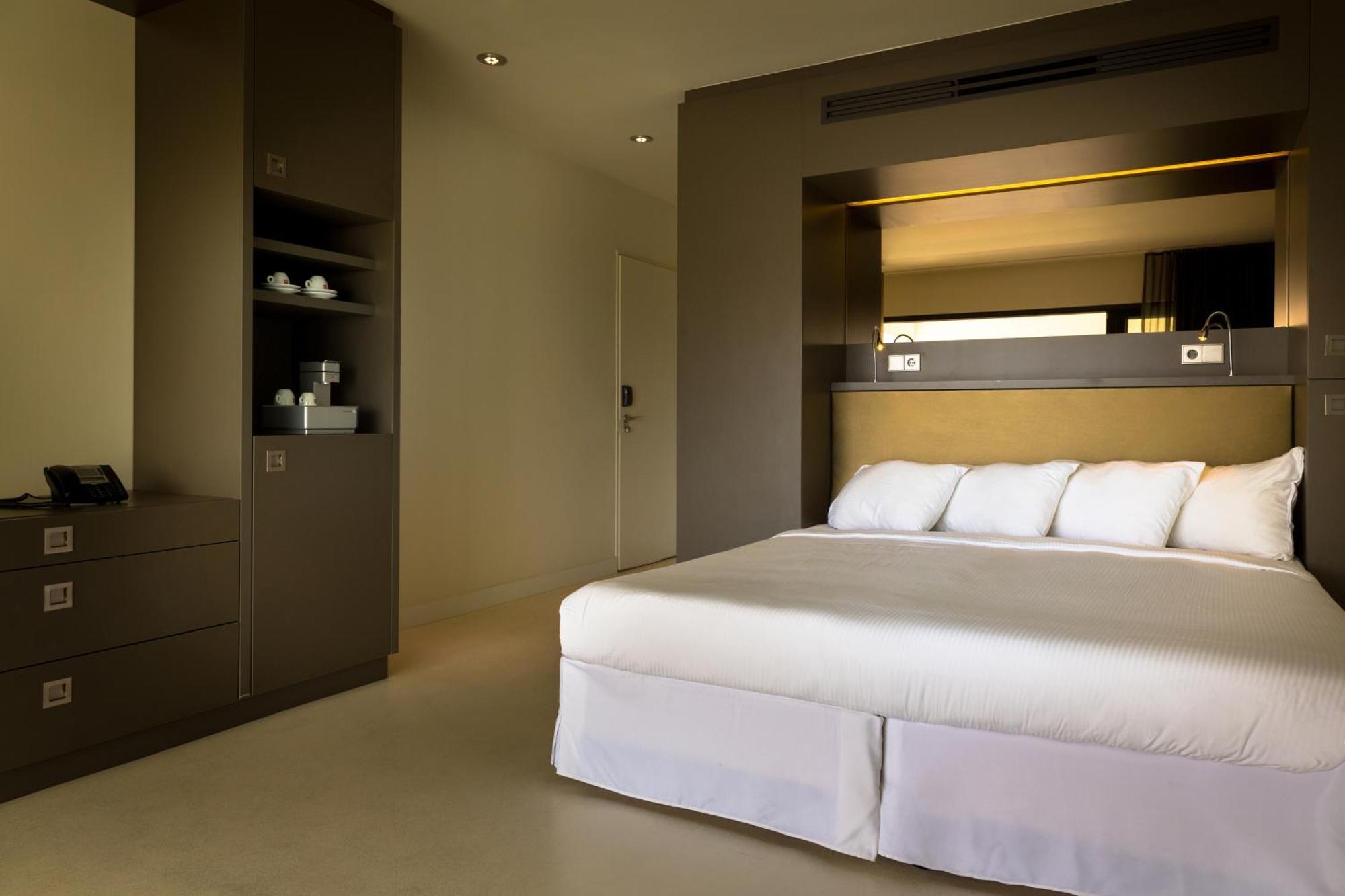 Quarto com Cama King-size e Vista do Saguão