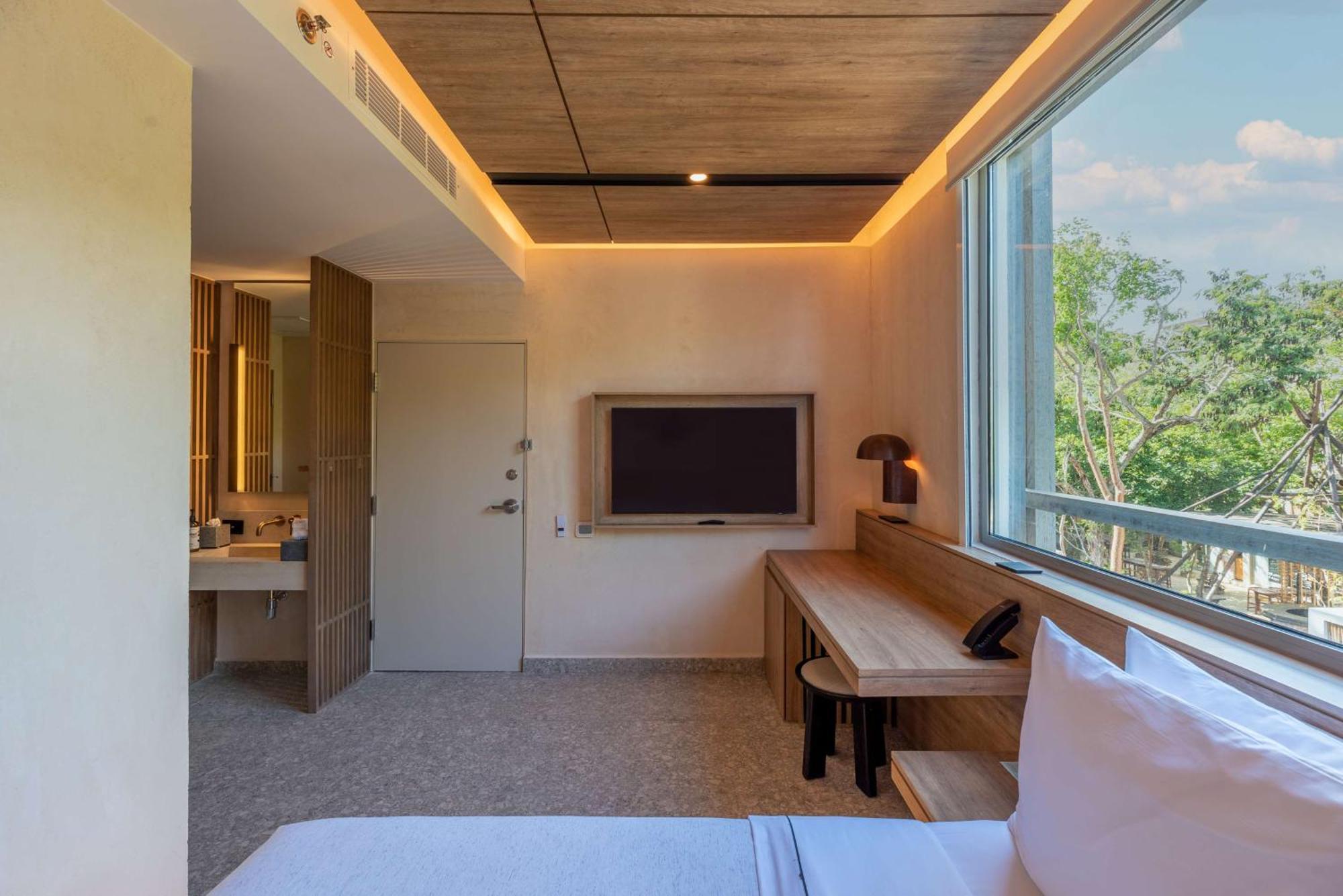 Queen Room Mobility or Hearing Accessible 3X3 Shower
