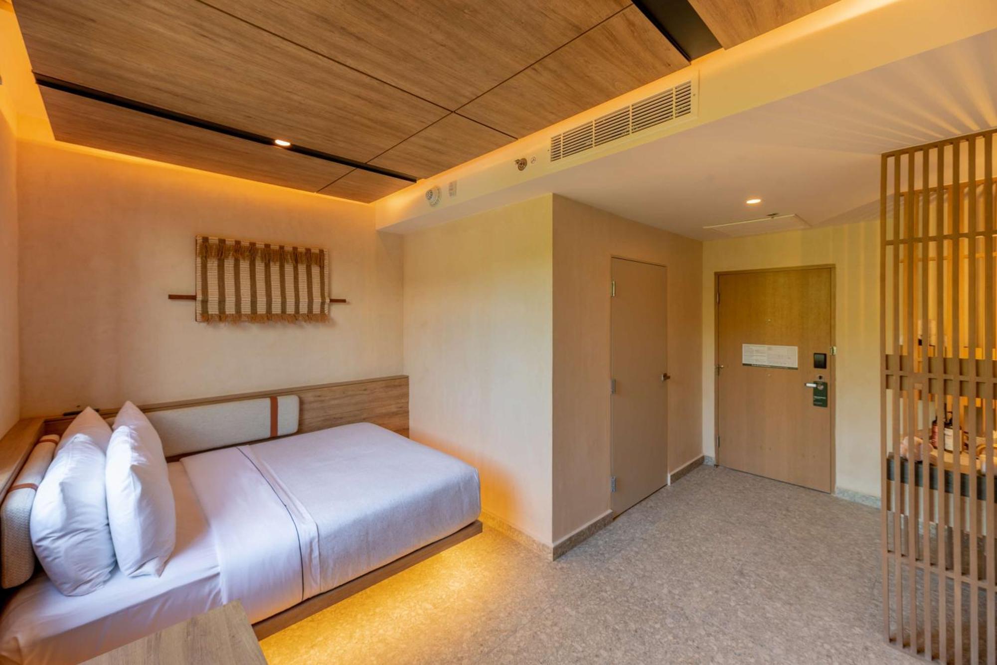Queen Room Mobility or Hearing Accessible 3X3 Shower