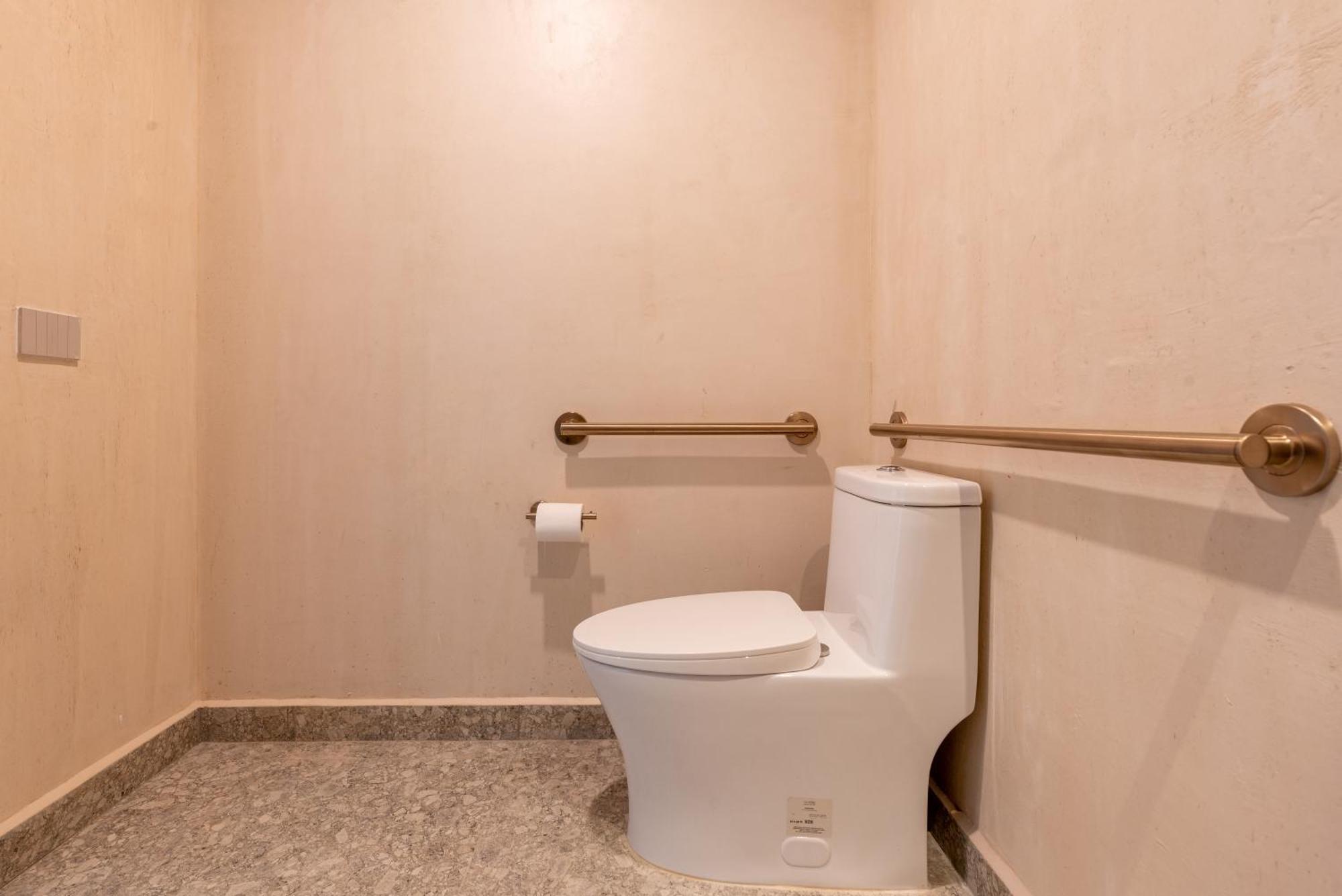 Queen Room Mobility or Hearing Accessible 3X3 Shower