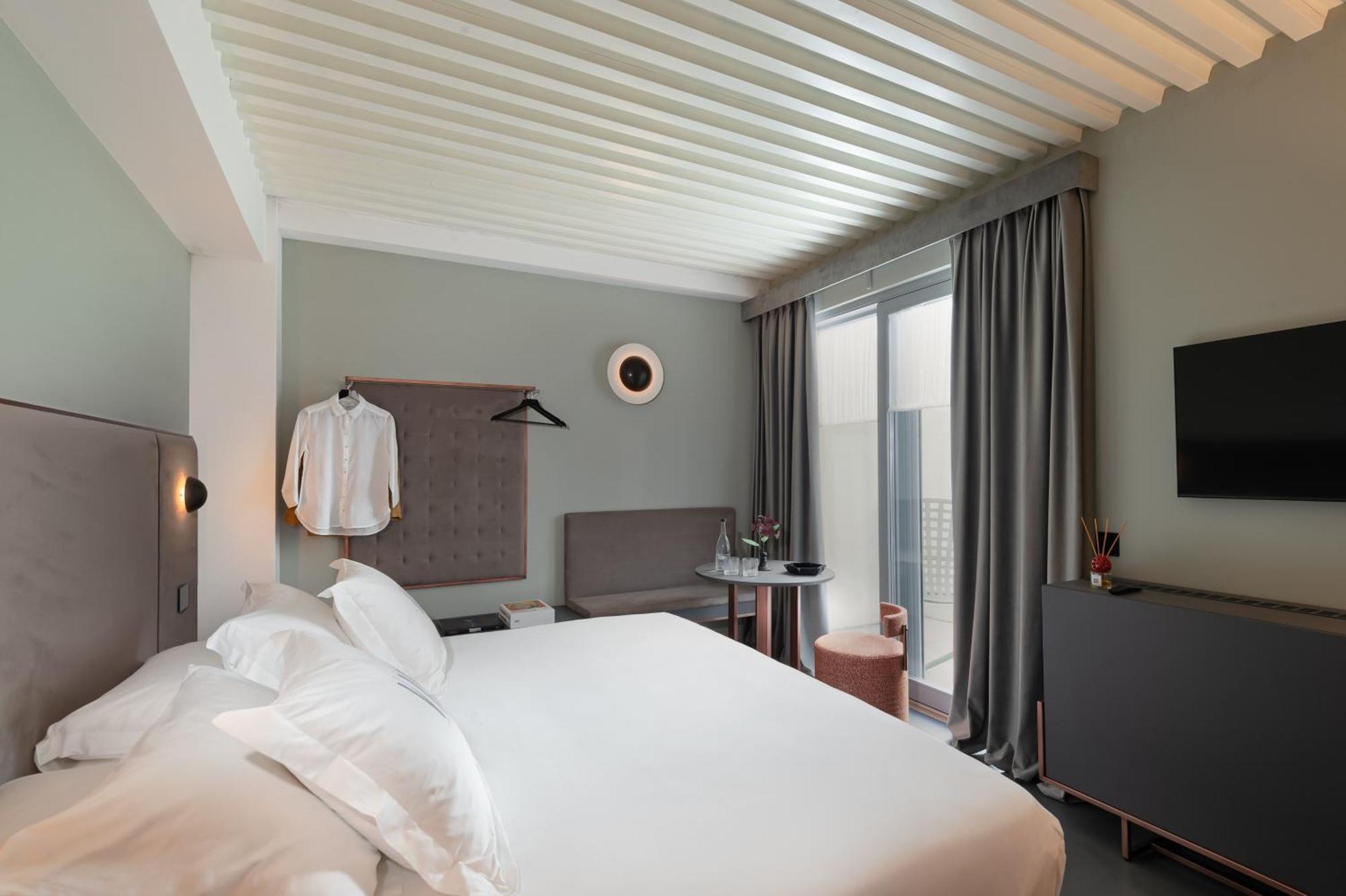 Habitación con cama grande y bañera de hidromasaje