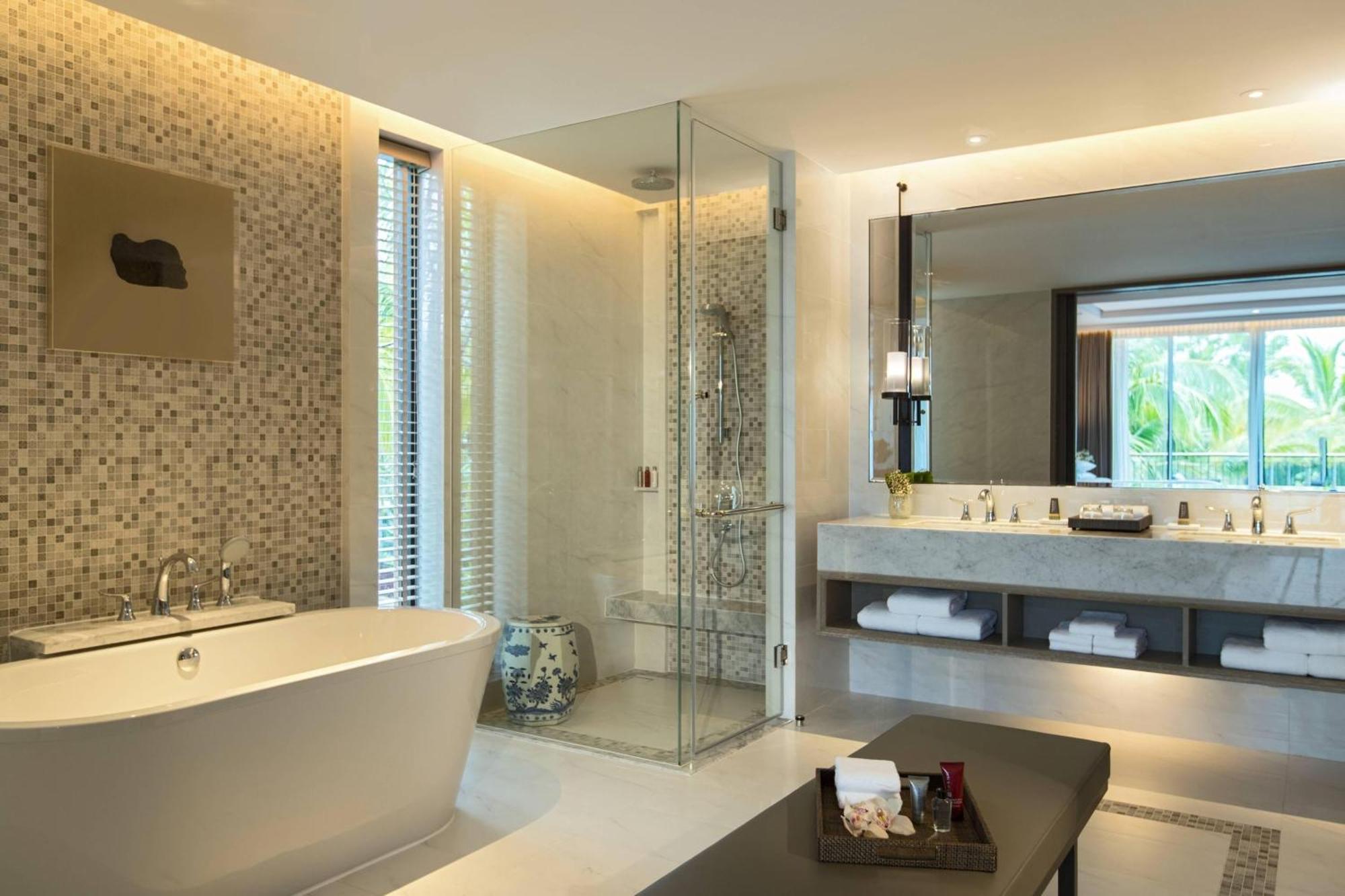 1 Bedroom Suite, 1 King, Balcony