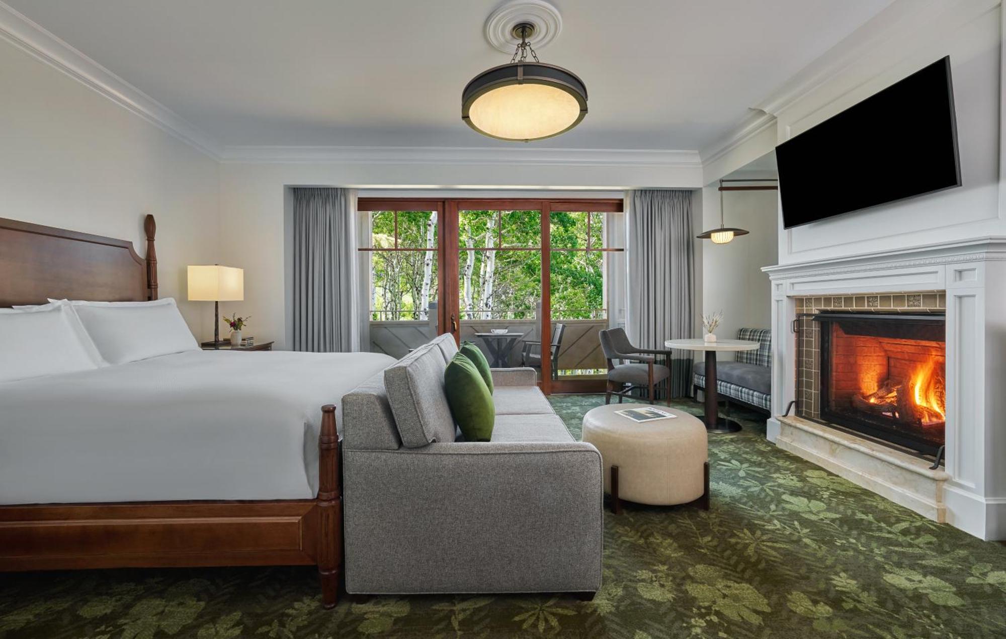 Quarto com Cama King-size e Vista do Resort