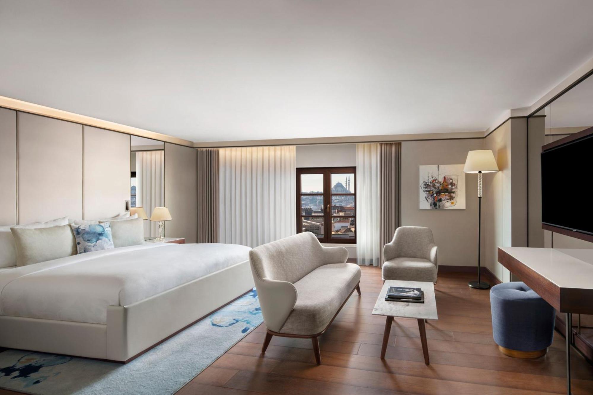 Superior King Room with Panoramic City View