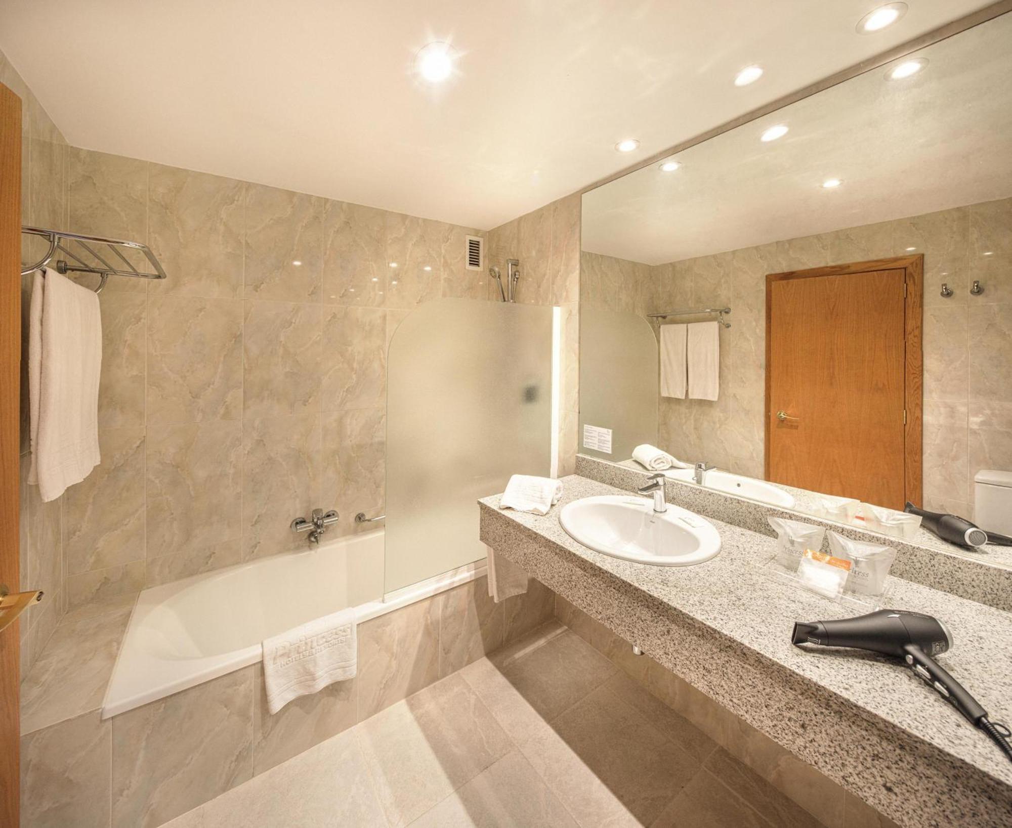 Quarto Familiar (2 Adultos + 2 Crianças)