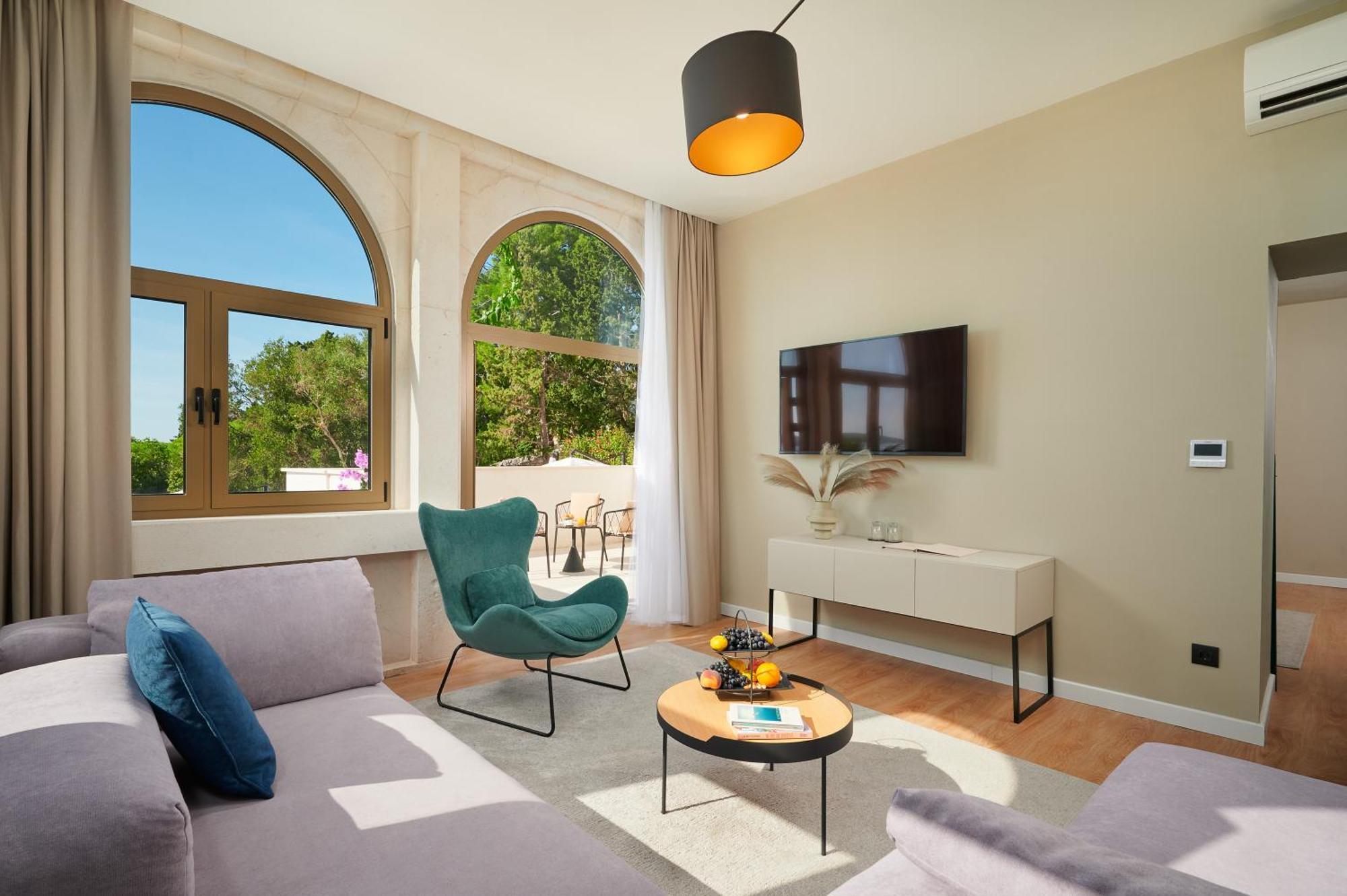 Executive Suite - Sea and Pool View with a Terrace - Ground Floor