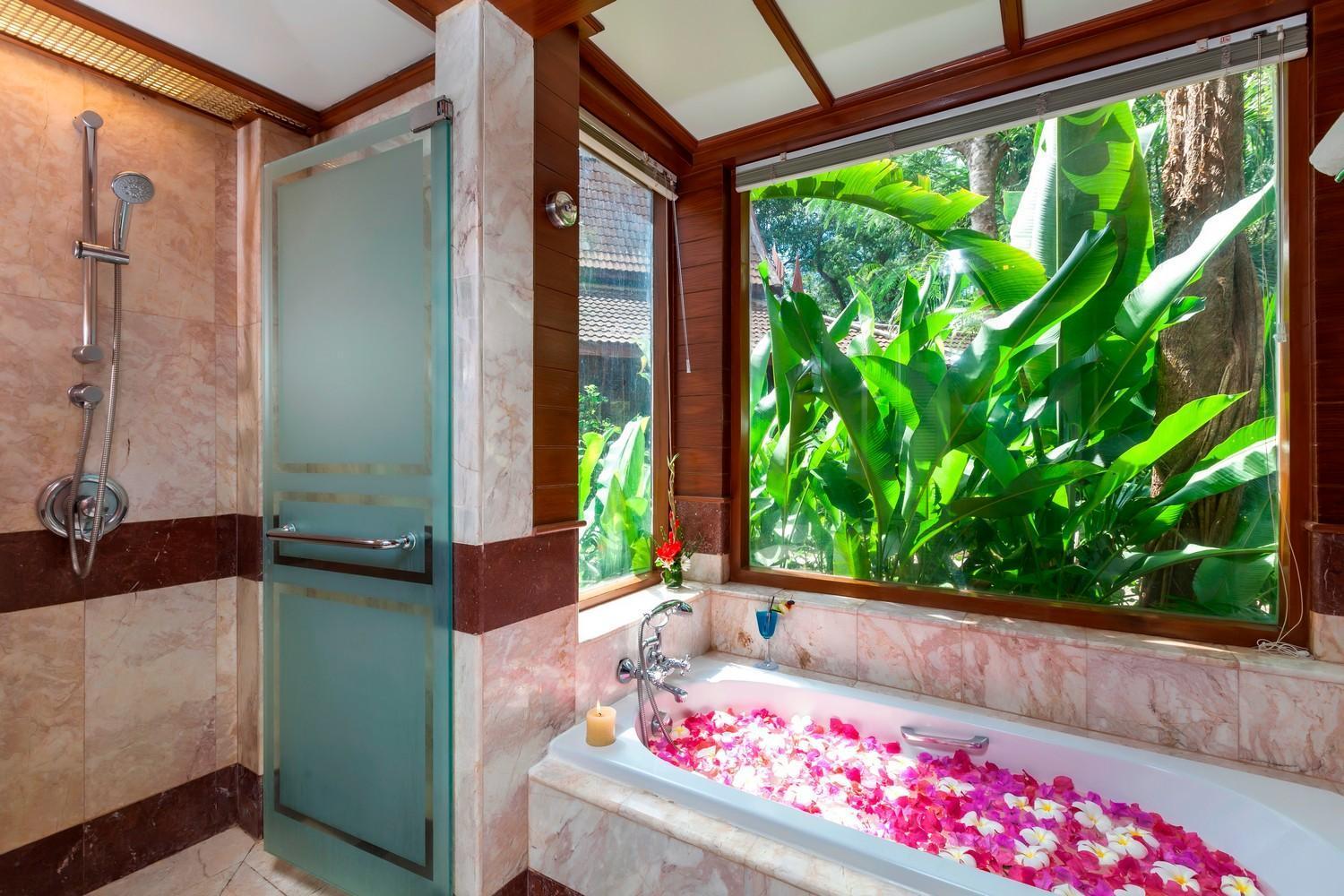 Lagoon Poolside Bathtub