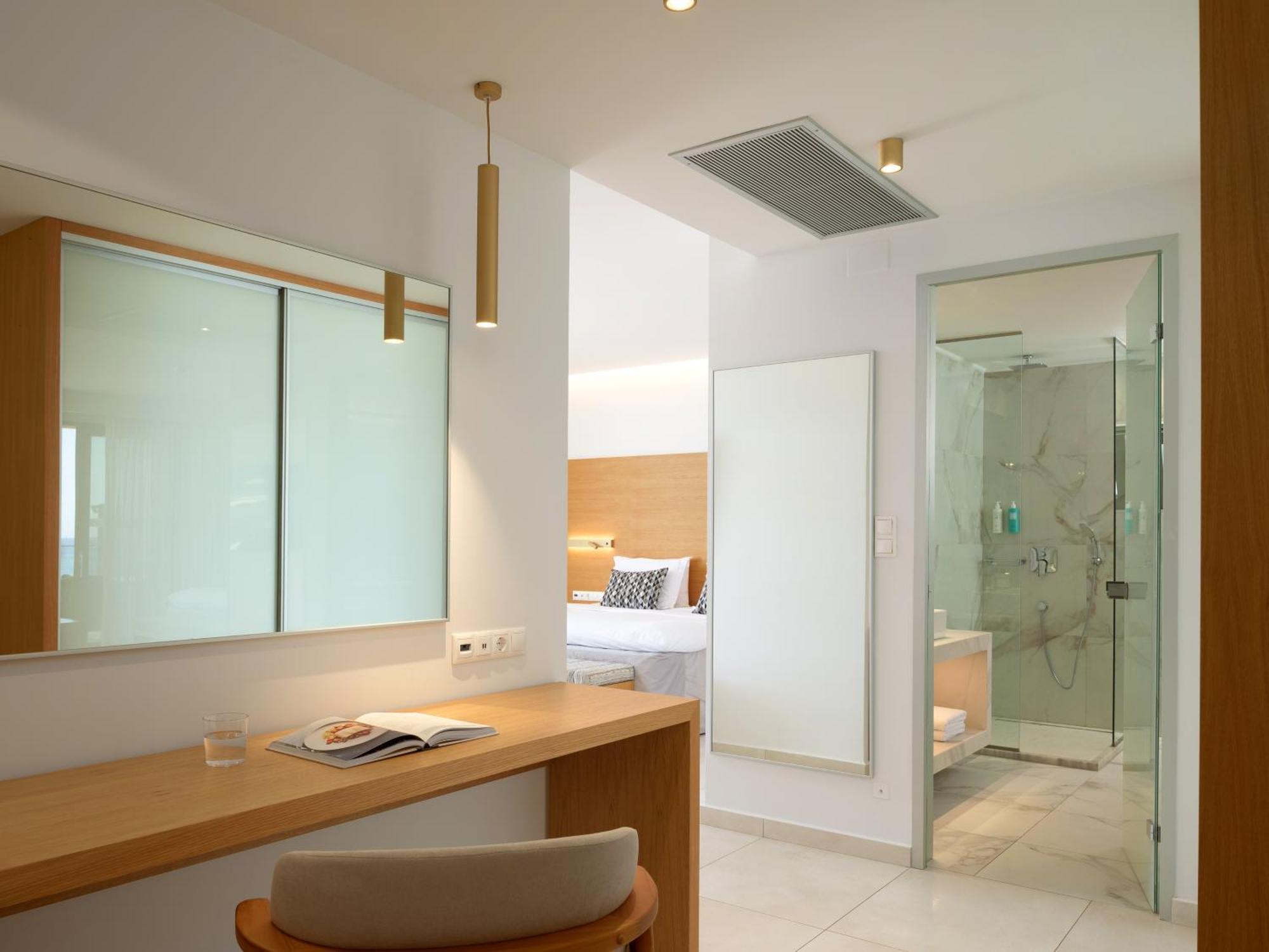 Witte Deluxe Suite aan het Strand