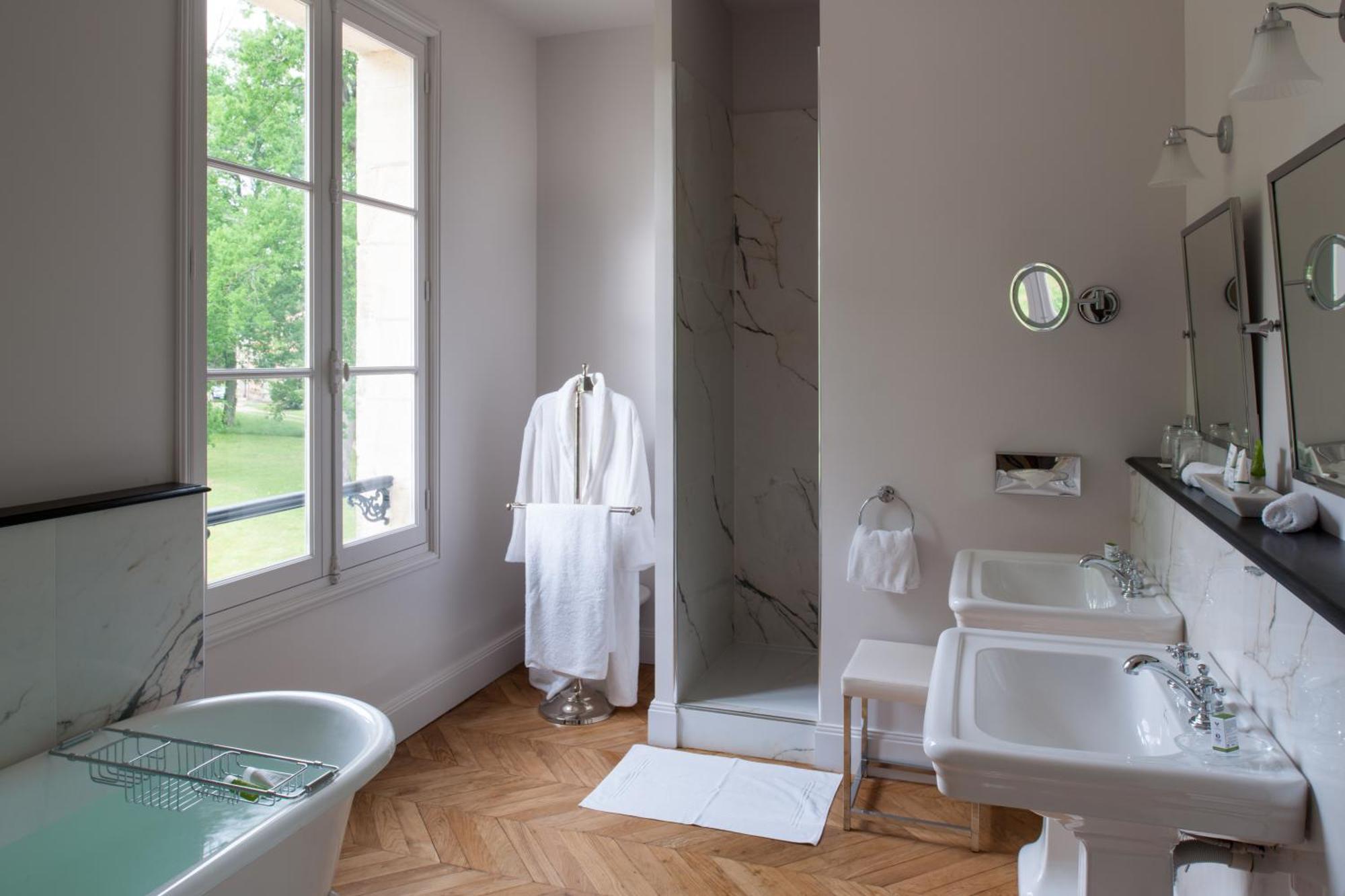 Double Room Chartreuse du Thil located 09 mile from Les Sources de Caudalie