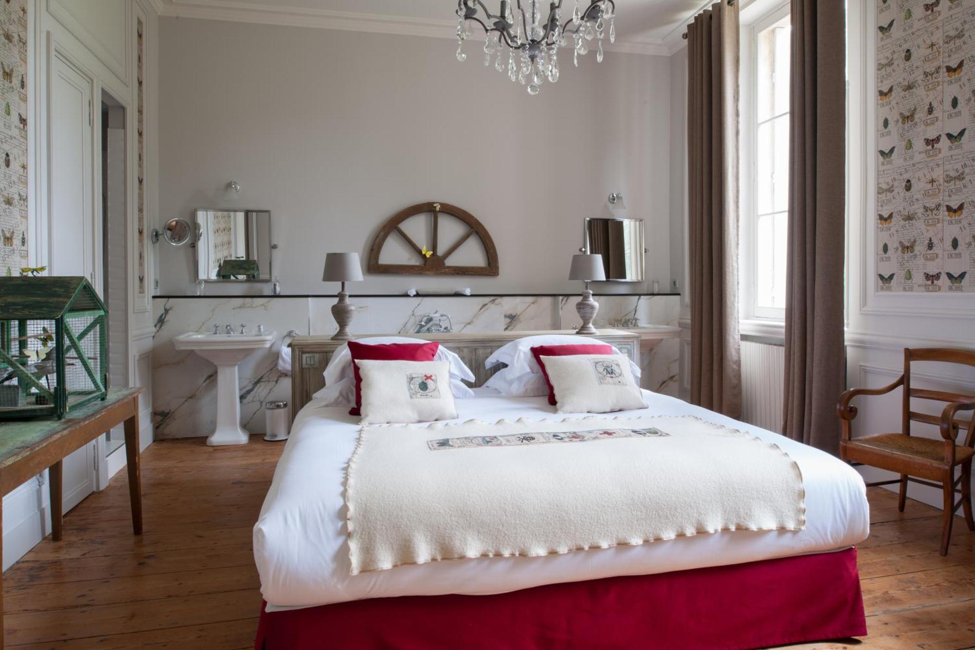 Double Room Chartreuse du Thil located 09 mile from Les Sources de Caudalie