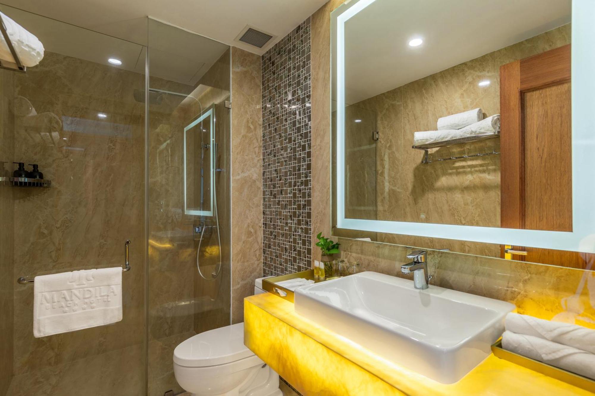 Deluxe King Room with Partial Ocean View