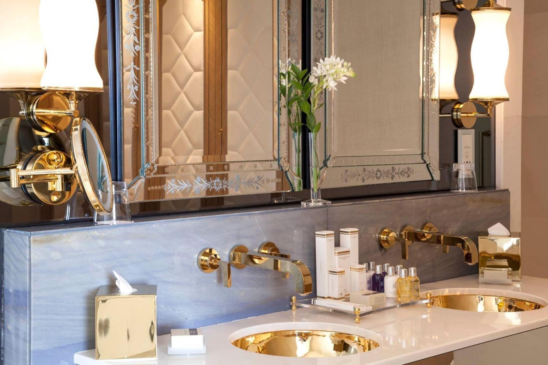 Corner Suite with Bosphorus View - Lounge Access