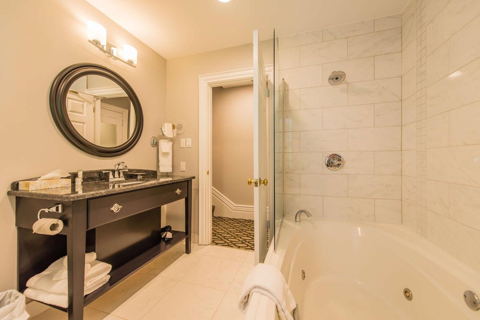 Queen Room with Jacuzzi and Balcony - Non-Smoking