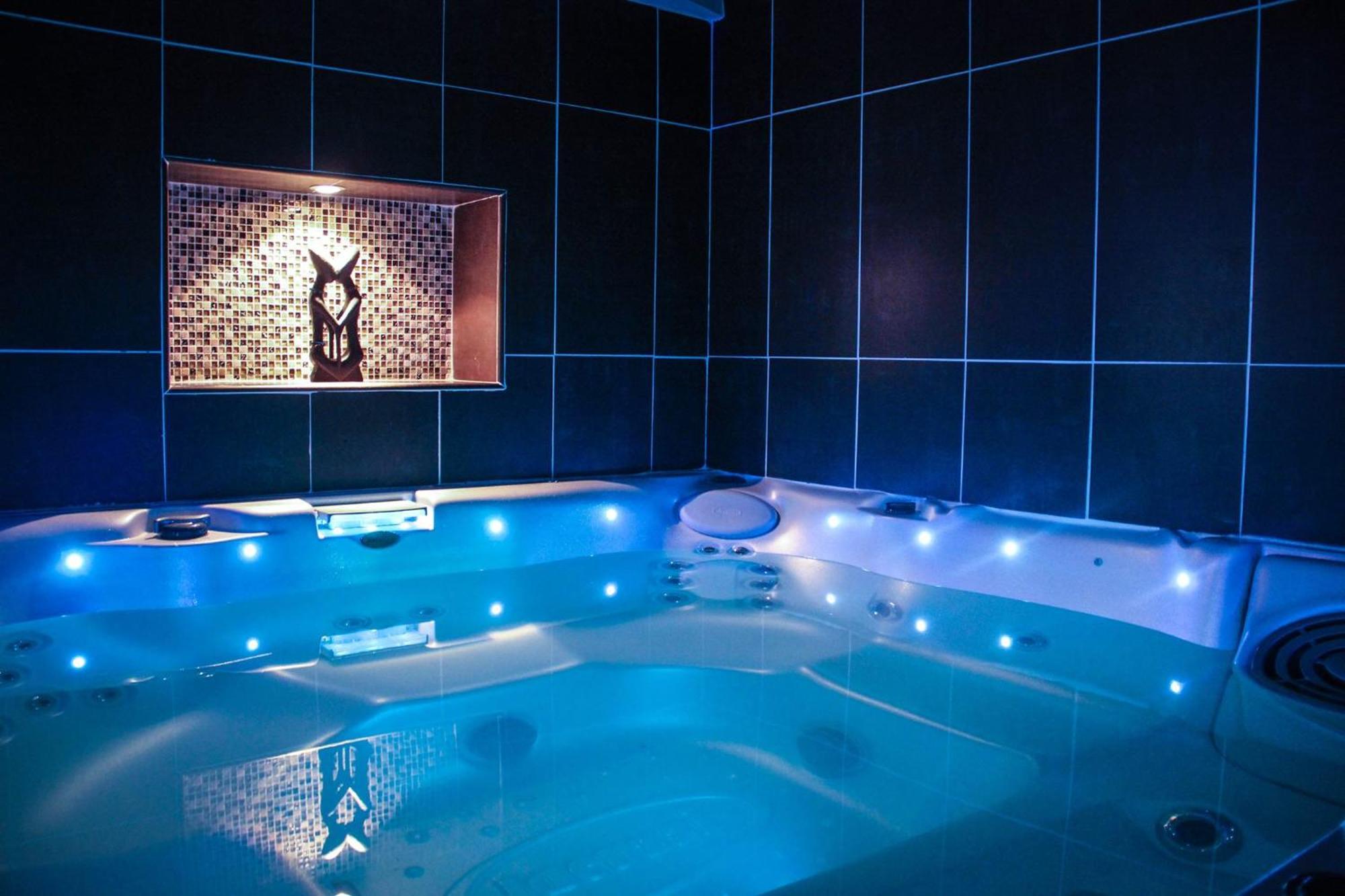 Suite Hot Tub,1620556267:JPEG