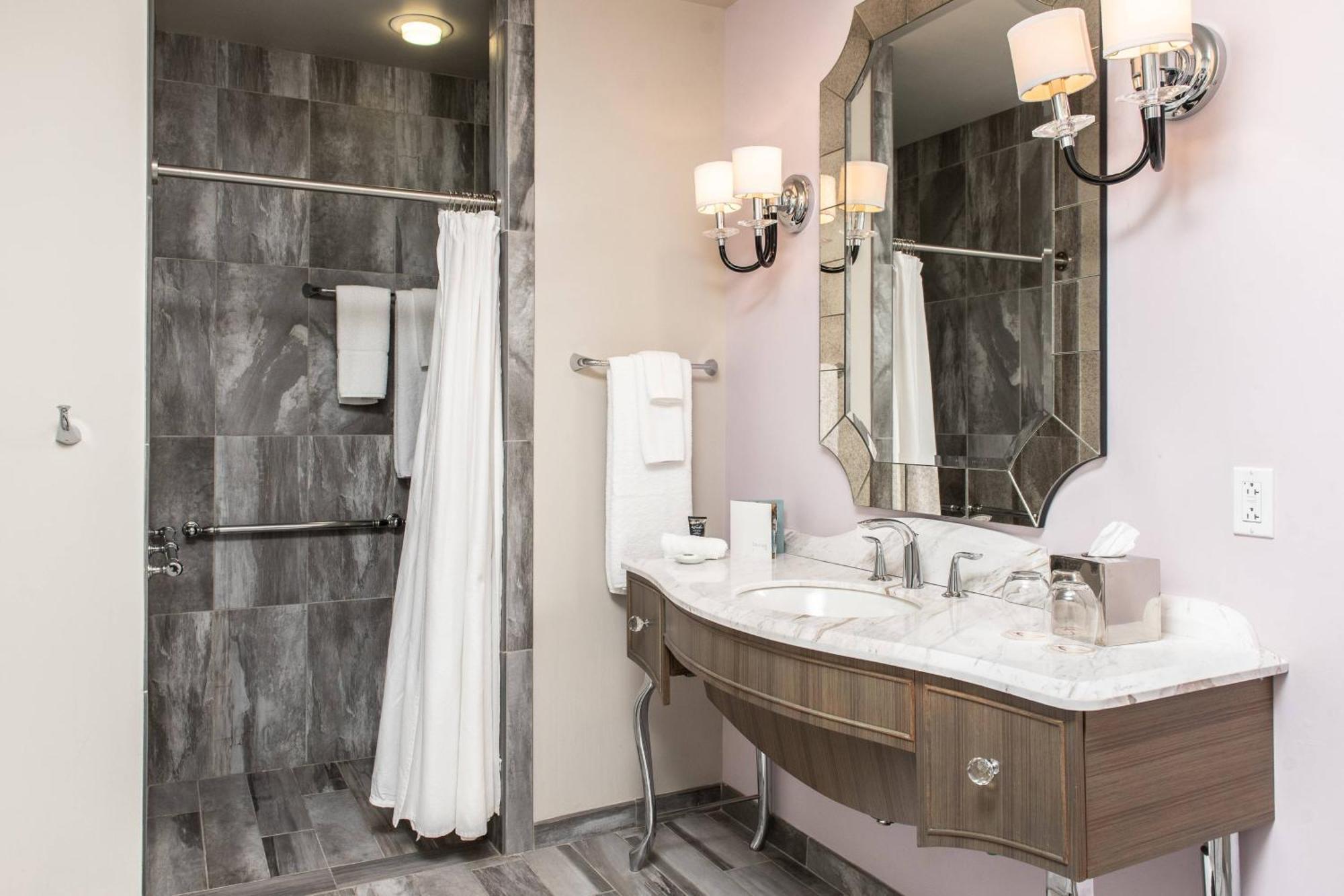 Soaking Tub Room, Guest room, 1 King (Mobility & Hearing Accessible w/ Tub)