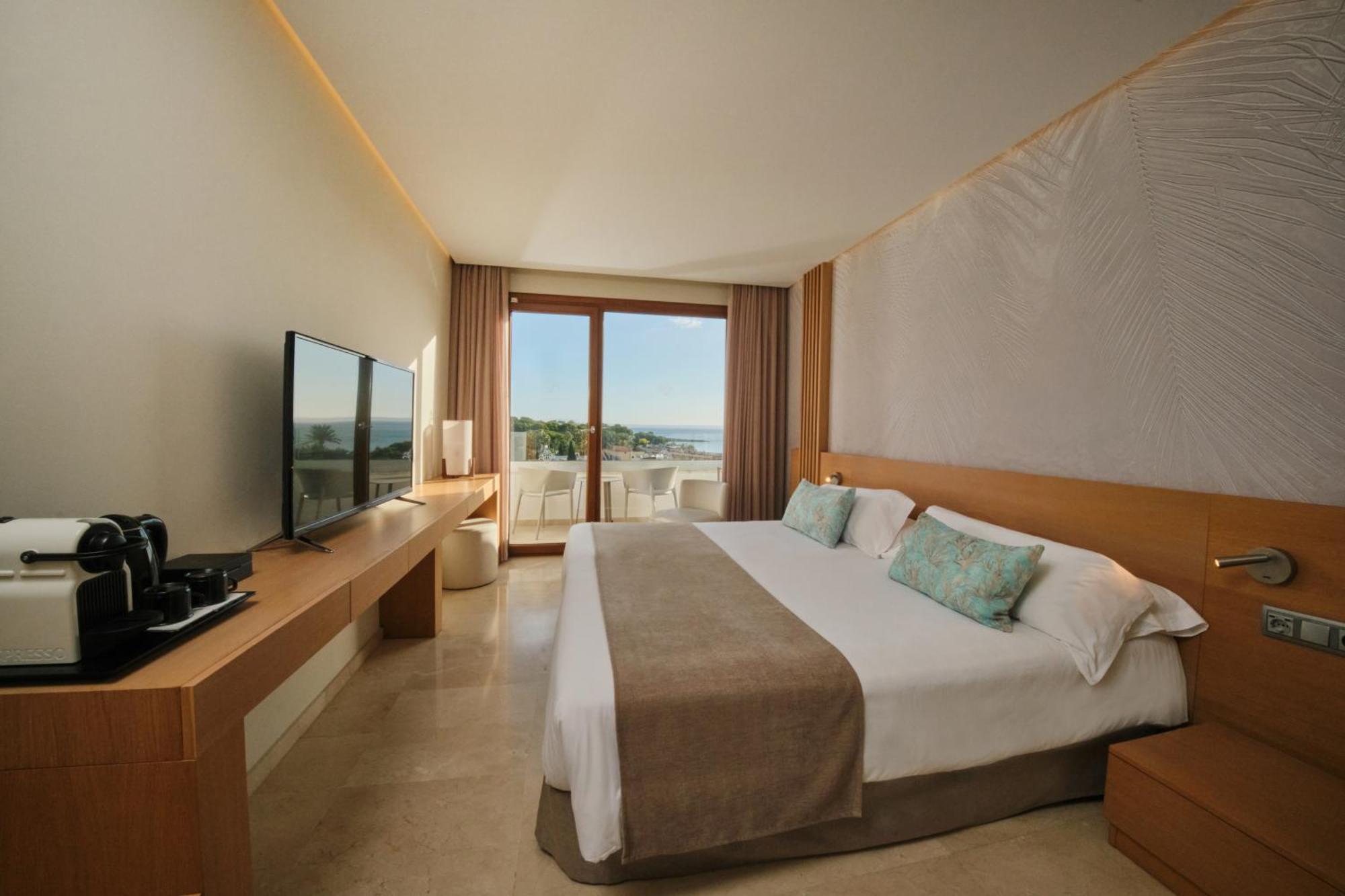 Superior Double or Twin Room with Partial Sea View