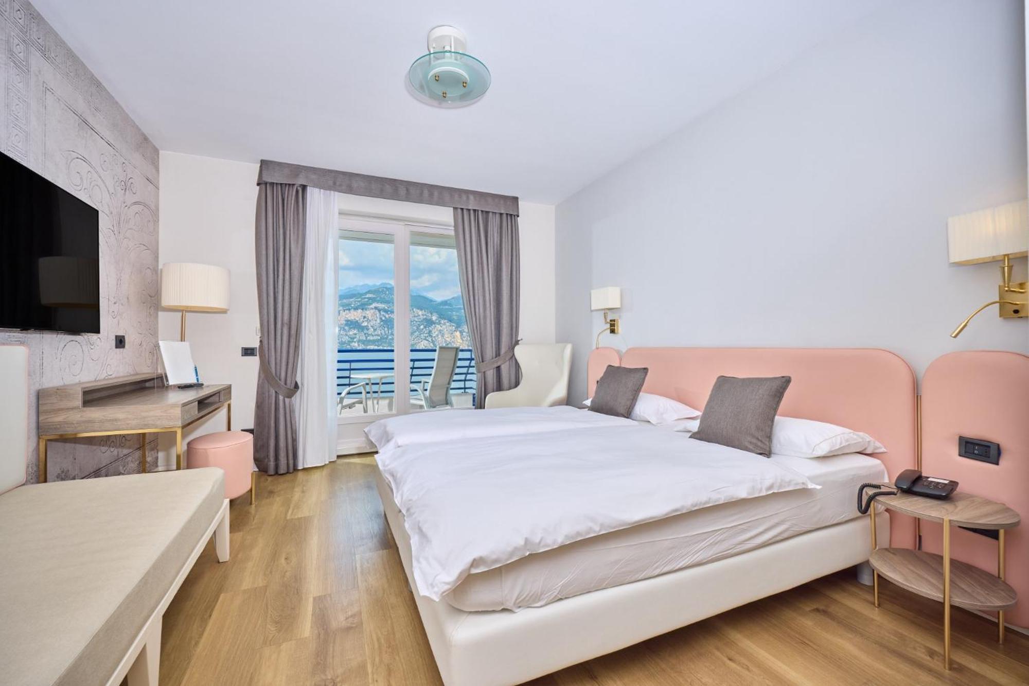 Deluxe Double or Twin Room Lake View