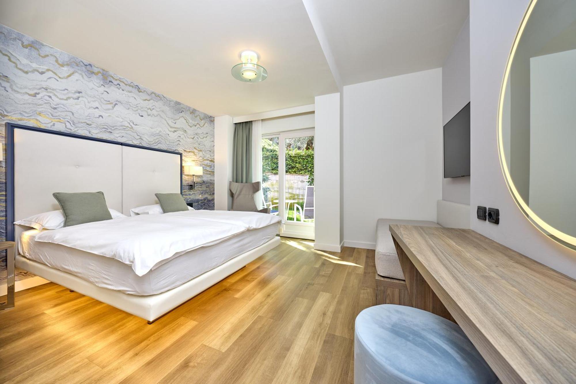 Executive Room Balcony Lateral Lake View