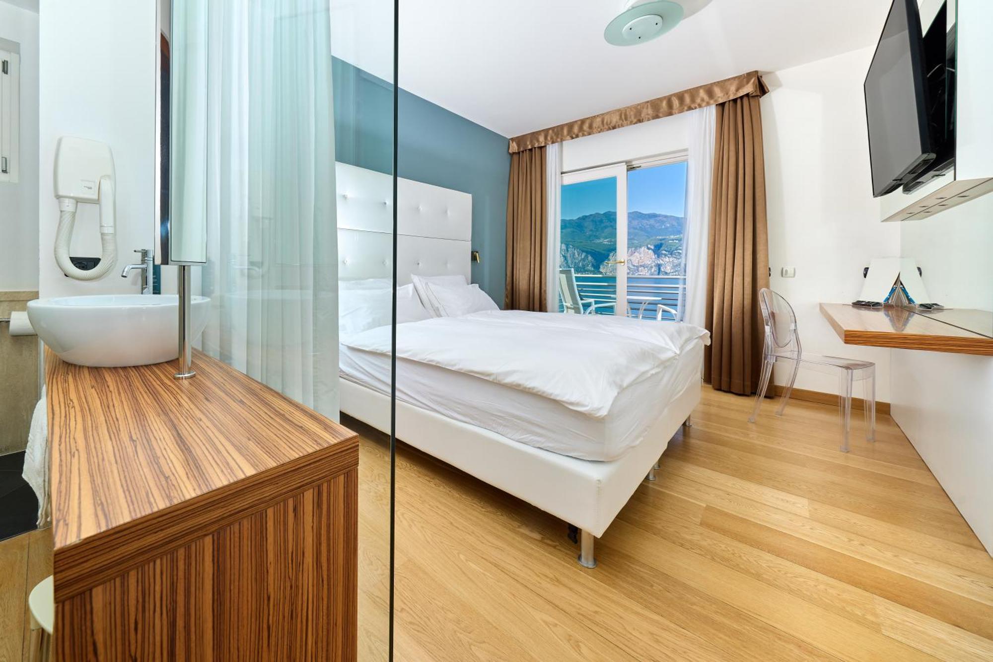 Superior Double or Twin Room Balcony Lake View