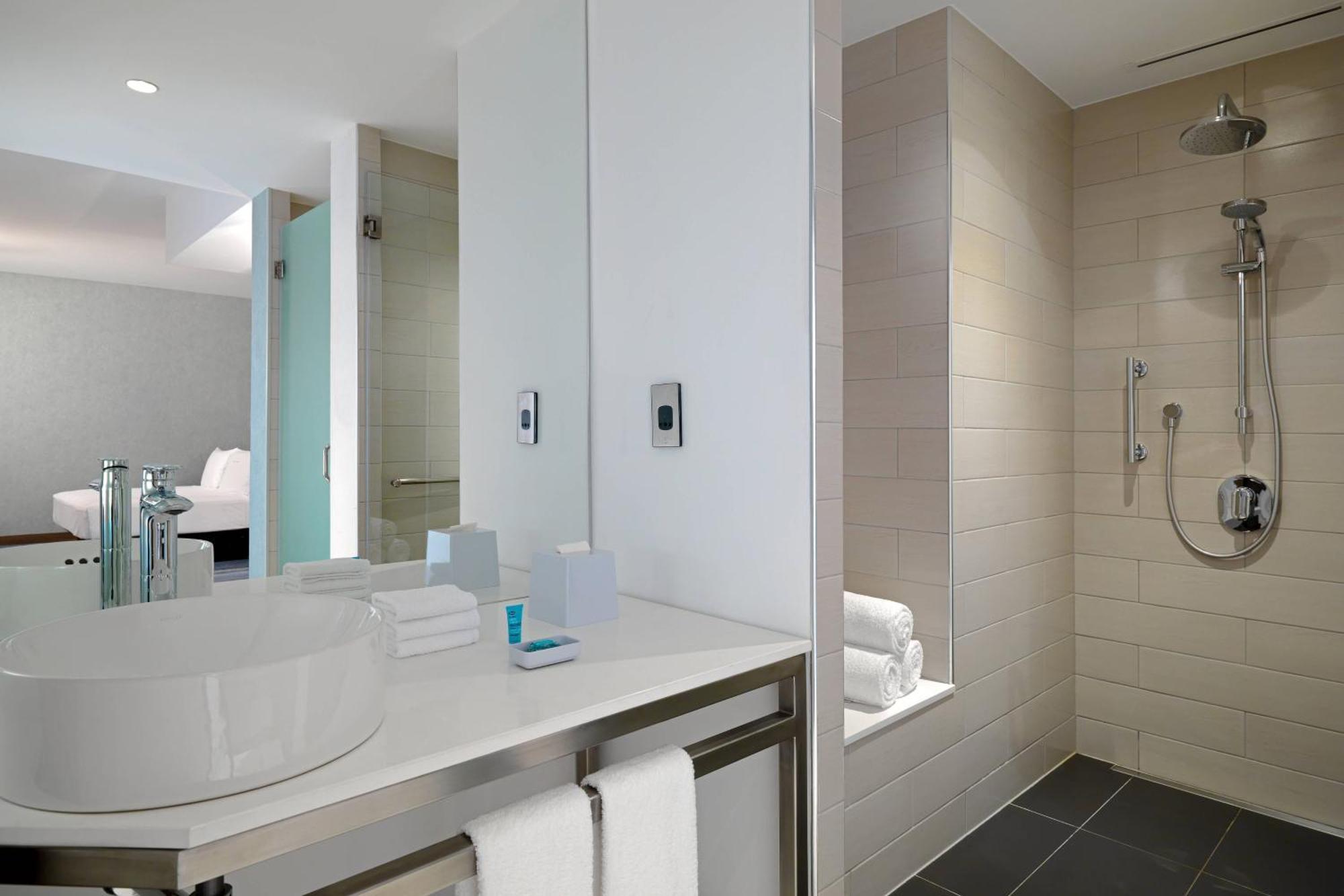Aloft Twin Room including F&B Spa & Abra Boat Tour