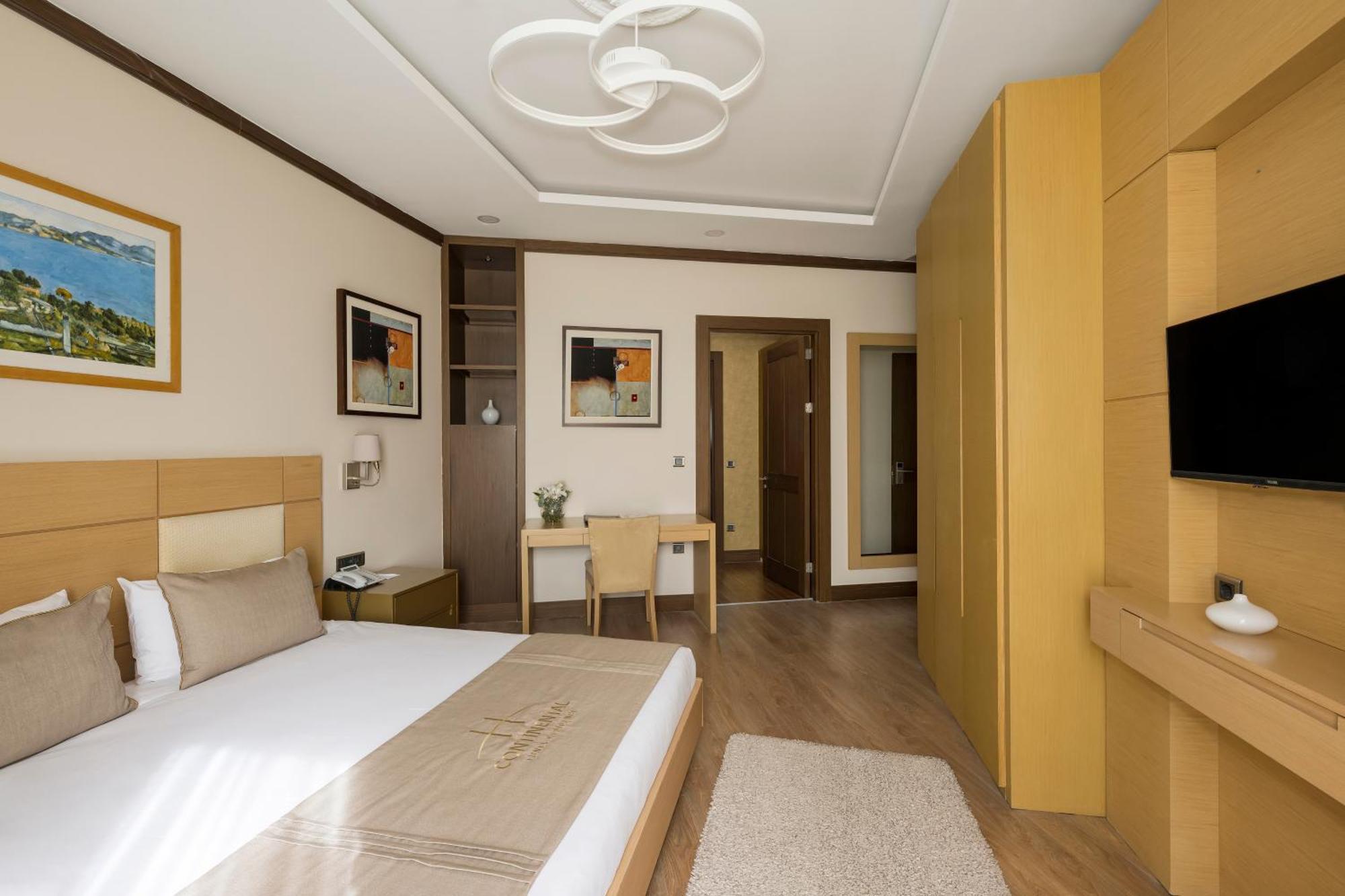 Habitación con cama grande y vistas al mar
